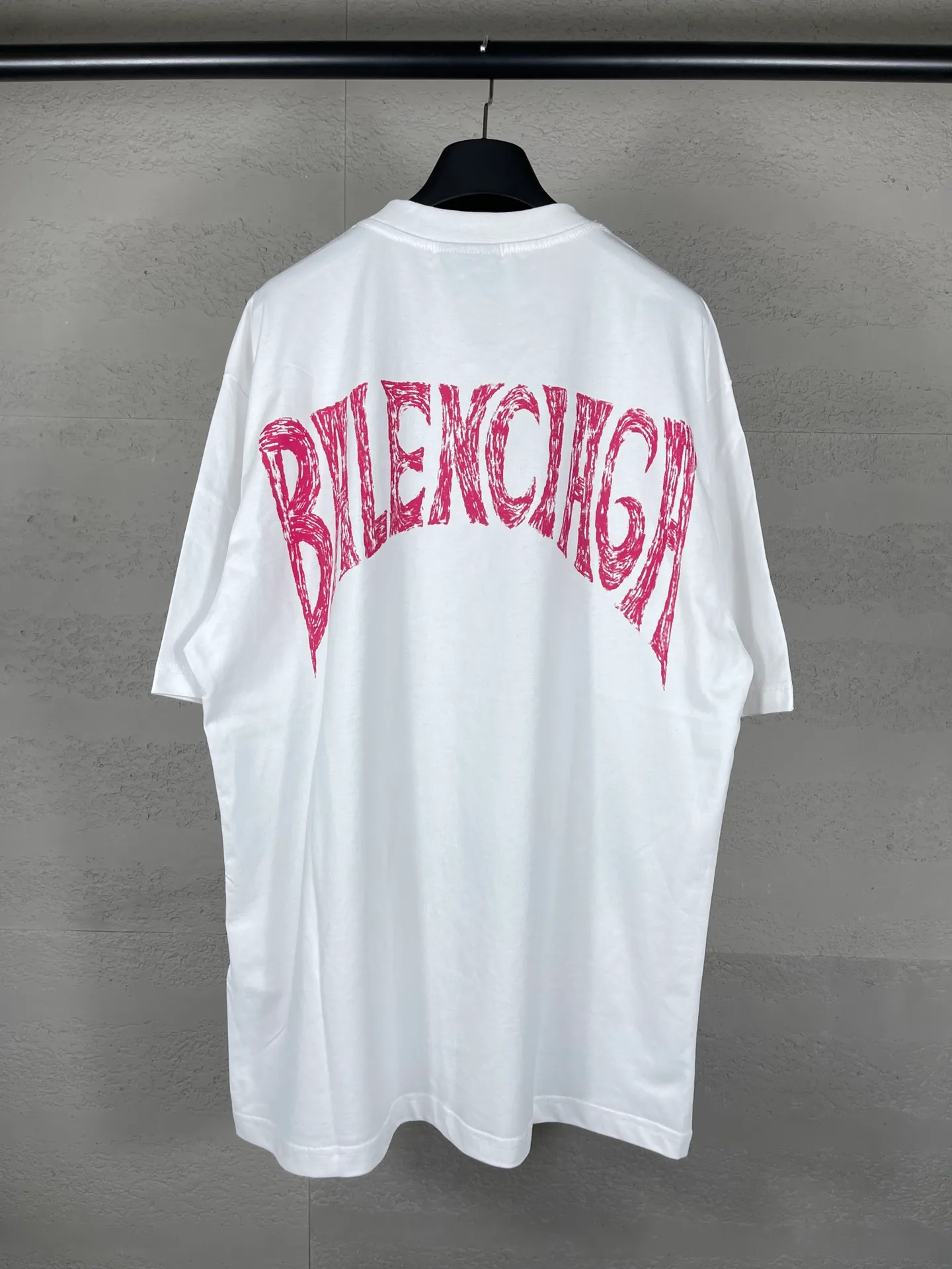🅿️180 real photos [Top version. Official website quality] BALENCI*GA/Paris. Hawaii sunset coconut tower LOGO pattern short-sleeved T-shirt, brick cabinet synchronization. The fabric is made of Paris ZP custom-woven and dyed cotton sweatshirt. The weight is 260 grams, the cloth surface is clean. The cloth pattern is clear, soft and comfortable. The threads are dyed with no color difference. The classic pattern printing uses imported machine direct printing. The effect is three-dimensional and restores the brick cabinet. Different market currencies, welcome to compare. The version adopts OS loose shoulder design. Same style for men and women. Code: BL223218 Color: black. White. Size: XS to L