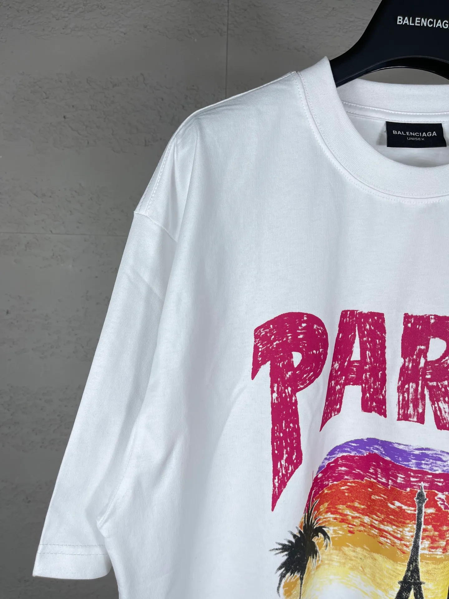 🅿️180 real photos [Top version. Official website quality] BALENCI*GA/Paris. Hawaii sunset coconut tower LOGO pattern short-sleeved T-shirt, brick cabinet synchronization. The fabric is made of Paris ZP custom-woven and dyed cotton sweatshirt. The weight is 260 grams, the cloth surface is clean. The cloth pattern is clear, soft and comfortable. The threads are dyed with no color difference. The classic pattern printing uses imported machine direct printing. The effect is three-dimensional and restores the brick cabinet. Different market currencies, welcome to compare. The version adopts OS loose shoulder design. Same style for men and women. Code: BL223218 Color: black. White. Size: XS to L