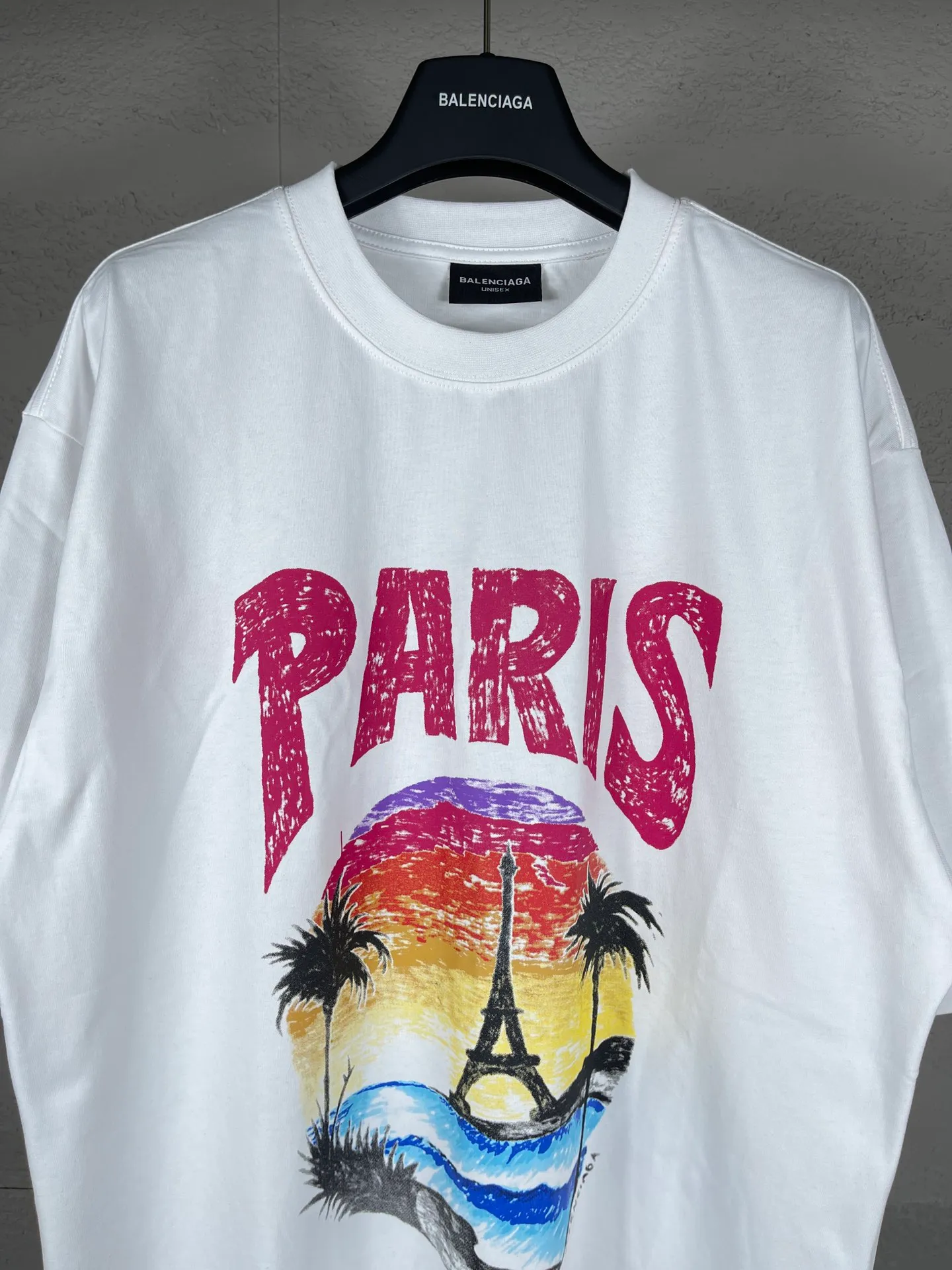 🅿️180 real photos [Top version. Official website quality] BALENCI*GA/Paris. Hawaii sunset coconut tower LOGO pattern short-sleeved T-shirt, brick cabinet synchronization. The fabric is made of Paris ZP custom-woven and dyed cotton sweatshirt. The weight is 260 grams, the cloth surface is clean. The cloth pattern is clear, soft and comfortable. The threads are dyed with no color difference. The classic pattern printing uses imported machine direct printing. The effect is three-dimensional and restores the brick cabinet. Different market currencies, welcome to compare. The version adopts OS loose shoulder design. Same style for men and women. Code: BL223218 Color: black. White. Size: XS to L