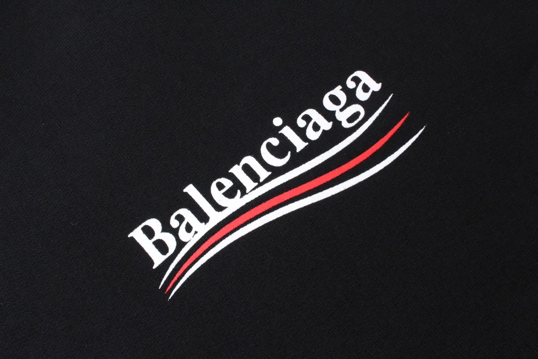 🅿️290 Detailed picture [Top version. Official website quality] BALENCI*GA/Paris #classic style, cola printed long-sleeved hooded sweatshirt. The fabric is made of Paris ZP custom-woven and dyed cotton sweatshirt. The weight is 450 grams. The cloth surface is clean. The cloth pattern is clear, soft and comfortable. The threads are dyed with no color difference. The classic pattern printing uses environmentally friendly imported glue and precision stencil. The letters are clear. No burrs. The three-dimensional effect is strong. All colors are synchronized with the brick cabinets, custom woven and dyed, and will not fade. Different market currencies. The version adopts OS loose shoulder design. Same style for men and women. Code: BL238031 Color: white, black, red, blue Size: XS S M L
