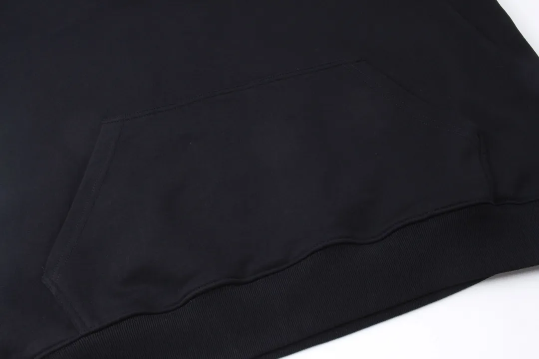 🅿️290 Detailed picture [Top version. Official website quality] BALENCI*GA/Paris #classic style, cola printed long-sleeved hooded sweatshirt. The fabric is made of Paris ZP custom-woven and dyed cotton sweatshirt. The weight is 450 grams. The cloth surface is clean. The cloth pattern is clear, soft and comfortable. The threads are dyed with no color difference. The classic pattern printing uses environmentally friendly imported glue and precision stencil. The letters are clear. No burrs. The three-dimensional effect is strong. All colors are synchronized with the brick cabinets, custom woven and dyed, and will not fade. Different market currencies. The version adopts OS loose shoulder design. Same style for men and women. Code: BL238031 Color: white, black, red, blue Size: XS S M L