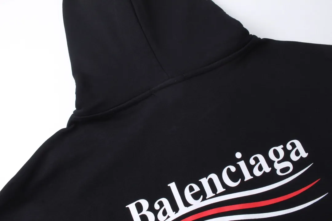 🅿️290 Detailed picture [Top version. Official website quality] BALENCI*GA/Paris #classic style, cola printed long-sleeved hooded sweatshirt. The fabric is made of Paris ZP custom-woven and dyed cotton sweatshirt. The weight is 450 grams. The cloth surface is clean. The cloth pattern is clear, soft and comfortable. The threads are dyed with no color difference. The classic pattern printing uses environmentally friendly imported glue and precision stencil. The letters are clear. No burrs. The three-dimensional effect is strong. All colors are synchronized with the brick cabinets, custom woven and dyed, and will not fade. Different market currencies. The version adopts OS loose shoulder design. Same style for men and women. Code: BL238031 Color: white, black, red, blue Size: XS S M L