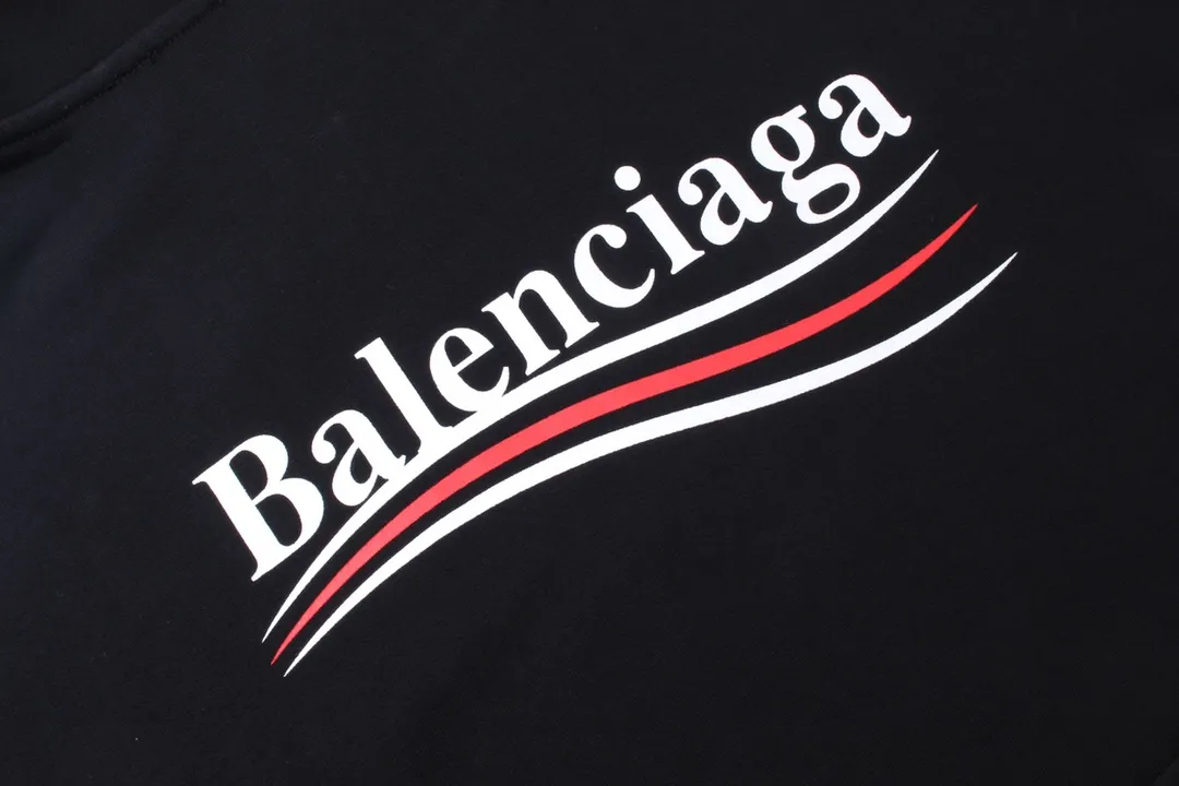 🅿️290 Detailed picture [Top version. Official website quality] BALENCI*GA/Paris #classic style, cola printed long-sleeved hooded sweatshirt. The fabric is made of Paris ZP custom-woven and dyed cotton sweatshirt. The weight is 450 grams. The cloth surface is clean. The cloth pattern is clear, soft and comfortable. The threads are dyed with no color difference. The classic pattern printing uses environmentally friendly imported glue and precision stencil. The letters are clear. No burrs. The three-dimensional effect is strong. All colors are synchronized with the brick cabinets, custom woven and dyed, and will not fade. Different market currencies. The version adopts OS loose shoulder design. Same style for men and women. Code: BL238031 Color: white, black, red, blue Size: XS S M L