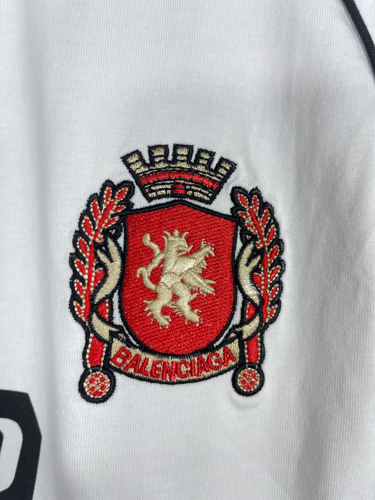 🅿️260 real photos [Top version. Official website quality] BALENCI*GA/Paris new joint football sportswear LOGO embroidered printed short-sleeved T-shirt# The whole piece of clothing is spliced ​​with multiple stitching edges. The craftsmanship is super complex and it is popular in different markets. Positive P is pure cotton cloth, not an ordinary healthy cloth. Welcome to compare🆚. The fabric is made of Paris ZP custom-woven and dyed cotton double yarn. Weighing 260 grams, the cloth surface is clean. The cloth pattern is clear, soft and comfortable. The threads are dyed with no color difference. The classic pattern embroidery is embroidered by Tajima imported embroidery machine, and the printing uses imported glue. The letters are clear, three-dimensional and without burrs. Jubie market produces pictures based on pictures. Welcome to compare. The version adopts OS loose shoulder design. Same style for men and women. Code: BL223338 Color: black, white, pink, fluorescent yellow, red, Size: XS to L