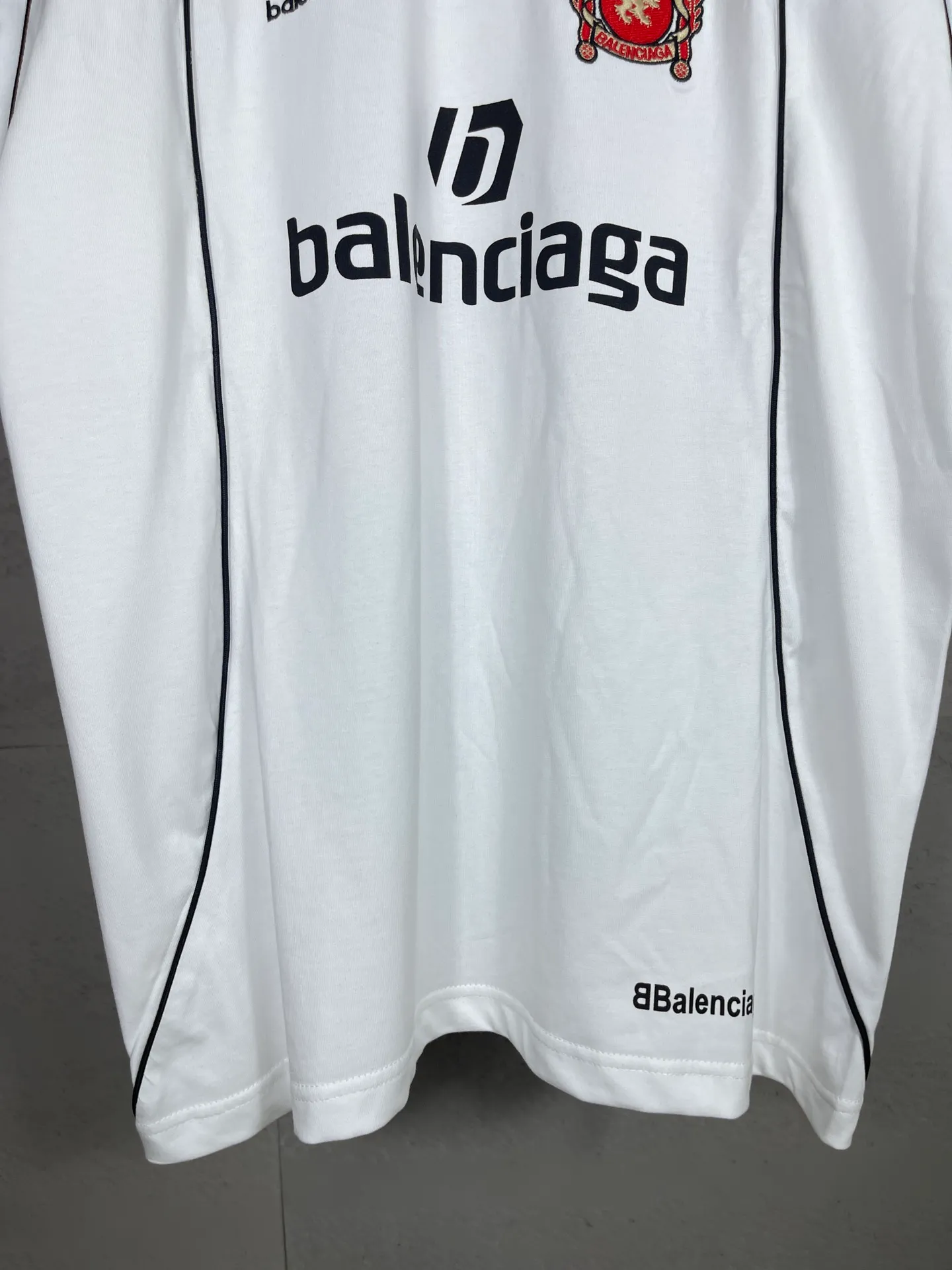 🅿️260 real photos [Top version. Official website quality] BALENCI*GA/Paris new joint football sportswear LOGO embroidered printed short-sleeved T-shirt# The whole piece of clothing is spliced ​​with multiple stitching edges. The craftsmanship is super complex and it is popular in different markets. Positive P is pure cotton cloth, not an ordinary healthy cloth. Welcome to compare🆚. The fabric is made of Paris ZP custom-woven and dyed cotton double yarn. Weighing 260 grams, the cloth surface is clean. The cloth pattern is clear, soft and comfortable. The threads are dyed with no color difference. The classic pattern embroidery is embroidered by Tajima imported embroidery machine, and the printing uses imported glue. The letters are clear, three-dimensional and without burrs. Jubie market produces pictures based on pictures. Welcome to compare. The version adopts OS loose shoulder design. Same style for men and women. Code: BL223338 Color: black, white, pink, fluorescent yellow, red, Size: XS to L