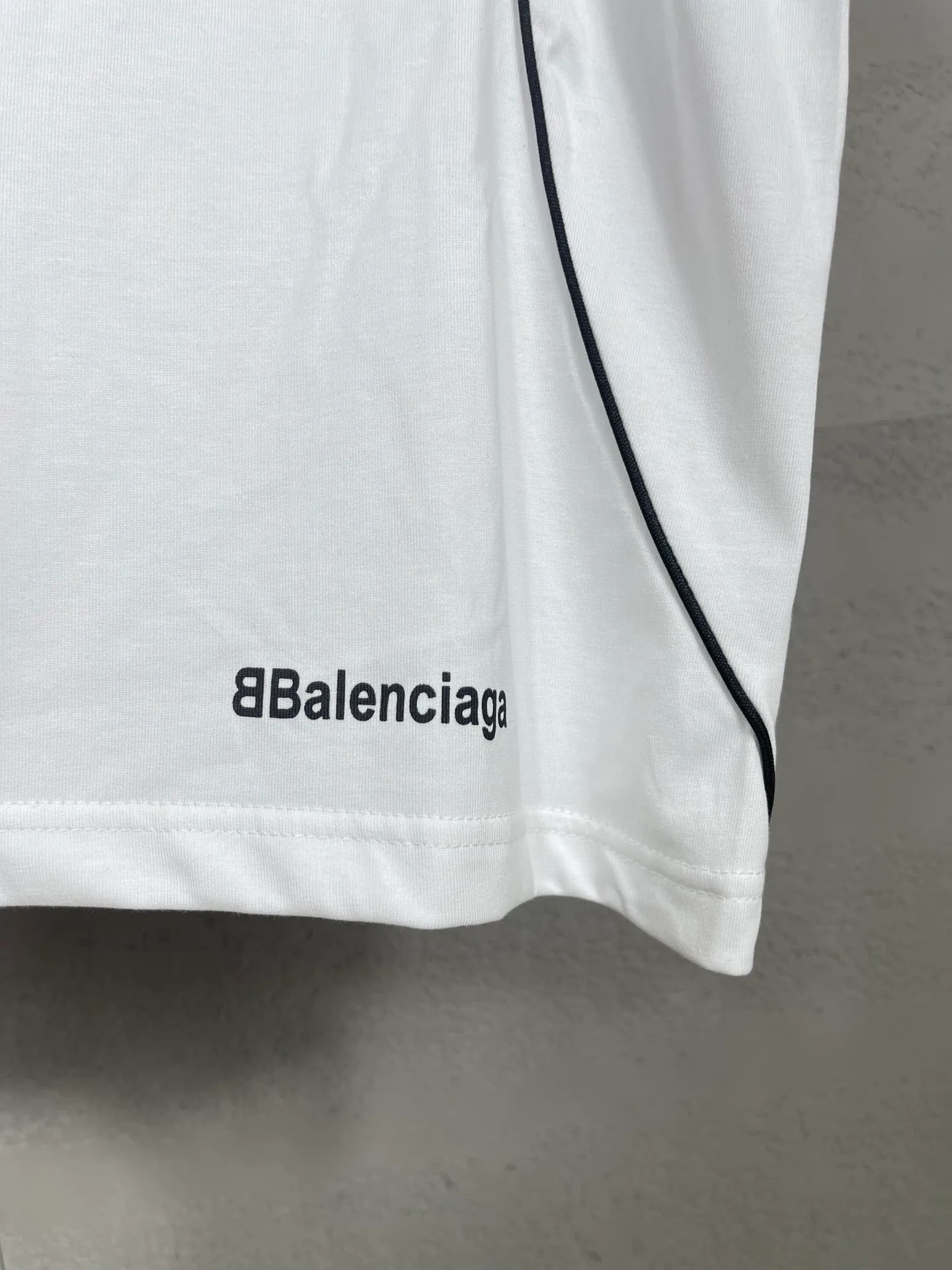 🅿️260 real photos [Top version. Official website quality] BALENCI*GA/Paris new joint football sportswear LOGO embroidered printed short-sleeved T-shirt# The whole piece of clothing is spliced ​​with multiple stitching edges. The craftsmanship is super complex and it is popular in different markets. Positive P is pure cotton cloth, not an ordinary healthy cloth. Welcome to compare🆚. The fabric is made of Paris ZP custom-woven and dyed cotton double yarn. Weighing 260 grams, the cloth surface is clean. The cloth pattern is clear, soft and comfortable. The threads are dyed with no color difference. The classic pattern embroidery is embroidered by Tajima imported embroidery machine, and the printing uses imported glue. The letters are clear, three-dimensional and without burrs. Jubie market produces pictures based on pictures. Welcome to compare. The version adopts OS loose shoulder design. Same style for men and women. Code: BL223338 Color: black, white, pink, fluorescent yellow, red, Size: XS to L