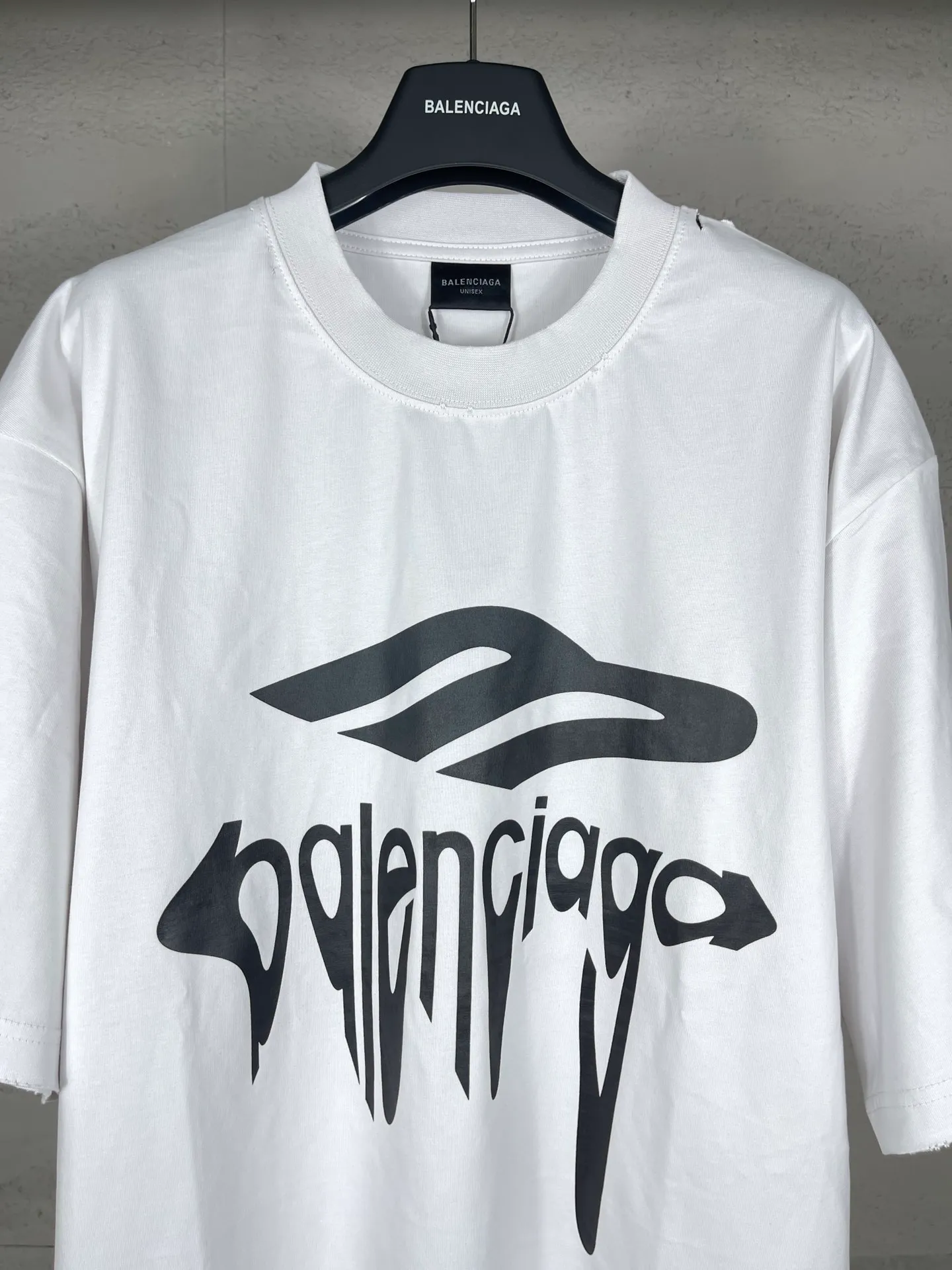 🅿️190 real photos [Top version. Official website quality] BALENCI*GA/Paris.SS25 latest model 3M artistic letter printing washed and worn short-sleeved T-shirt. Ready-made clothing with many parts worn and worn. Brick cabinets are synchronized. Genuine products are developed at the first time. The fabric is made of Paris ZP custom-woven and dyed cotton double yarn. Weighing 260 grams, the cloth surface is clean. The cloth pattern is clear, soft and comfortable. The threads are dyed with no color difference. The printing is made of environmentally friendly imported materials. The letters are clear and the effect is three-dimensional. The version adopts OS loose shoulder design. Same style for men and women. Code: BL223613 Color: washed black, gray and white. Size: XS S M L