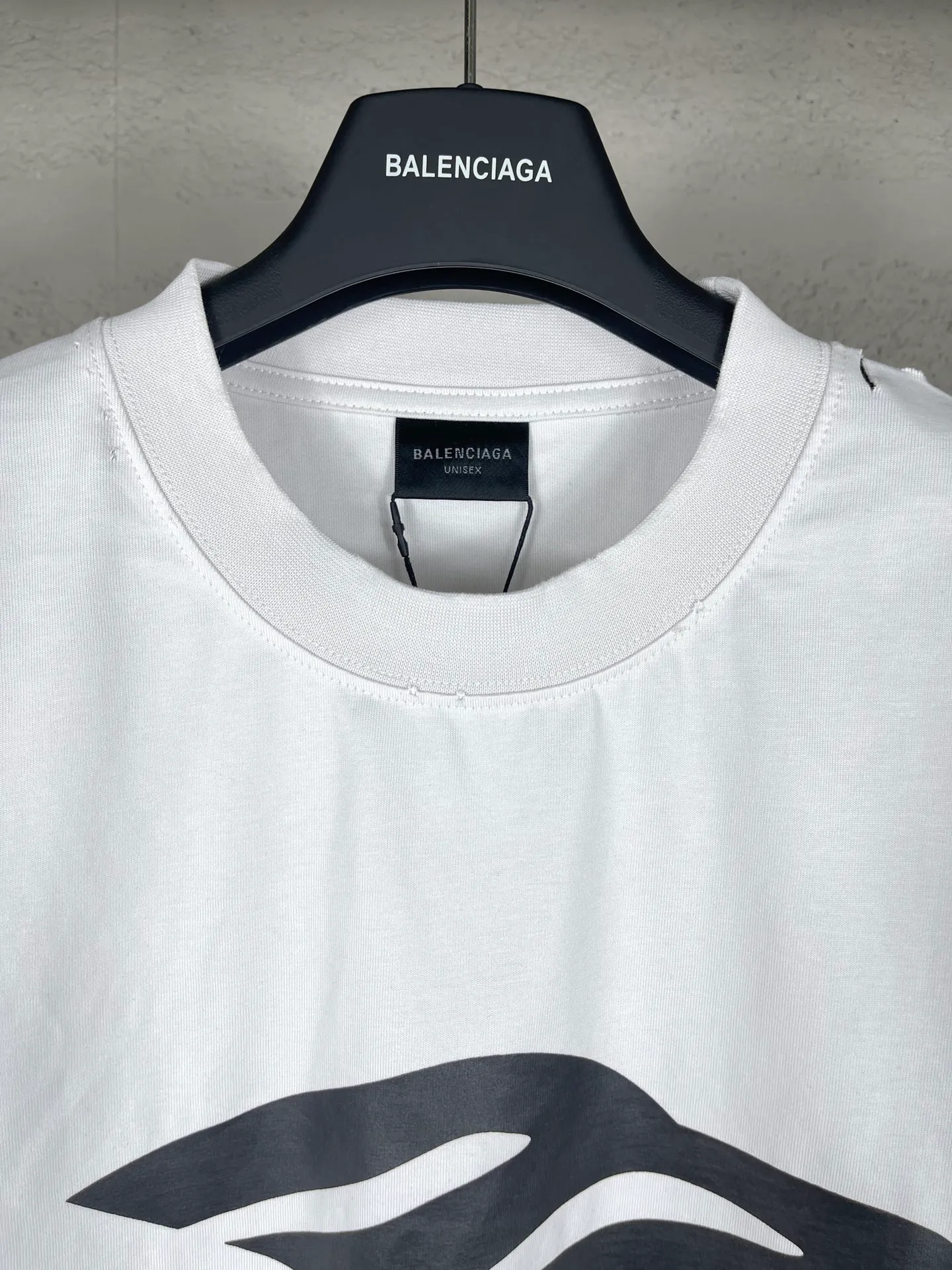 🅿️190 real photos [Top version. Official website quality] BALENCI*GA/Paris.SS25 latest model 3M artistic letter printing washed and worn short-sleeved T-shirt. Ready-made clothing with many parts worn and worn. Brick cabinets are synchronized. Genuine products are developed at the first time. The fabric is made of Paris ZP custom-woven and dyed cotton double yarn. Weighing 260 grams, the cloth surface is clean. The cloth pattern is clear, soft and comfortable. The threads are dyed with no color difference. The printing is made of environmentally friendly imported materials. The letters are clear and the effect is three-dimensional. The version adopts OS loose shoulder design. Same style for men and women. Code: BL223613 Color: washed black, gray and white. Size: XS S M L