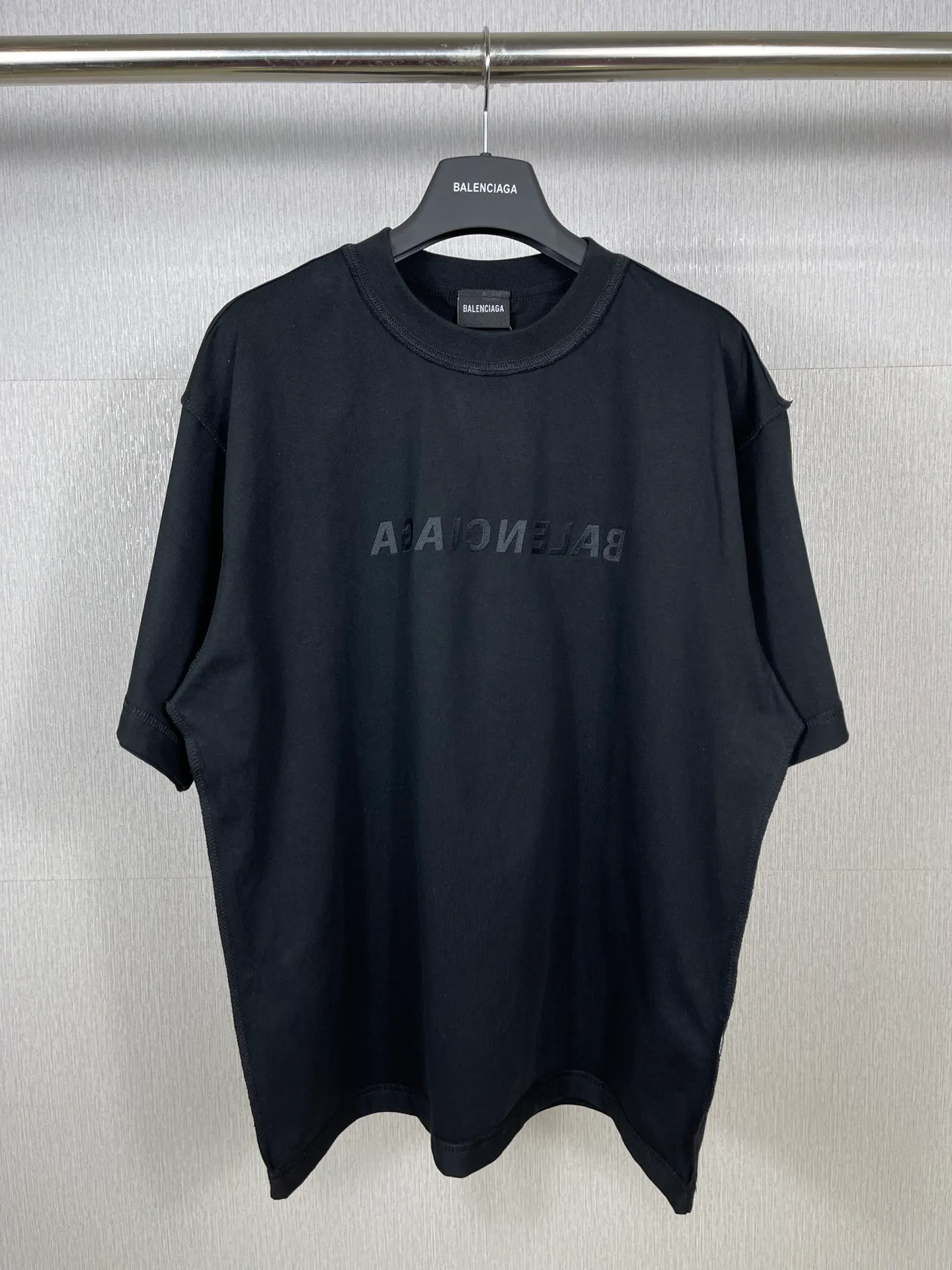 🅿️180 real photos [Top version. Official website quality] BALENCI*GA/Paris #Mirror embroidery reversible wear classic letter embroidery short-sleeved T-shirt #2023 spring and summer brick cabinet synchronization.                       The fabric is made of Paris ZP custom-woven and dyed cotton double yarn, weighing 260 grams. The cloth surface is clean. The cloth pattern is clear, soft and comfortable. The threads are dyed with no color difference. The classic letters are embroidered with an imported embroidery machine. The letters are clear and the effect is three-dimensional, restoring the brick cabinet. The version adopts the OS loose shoulder style. The same style for men and women. Coding: BL223098 Color: Black Size: XS to L