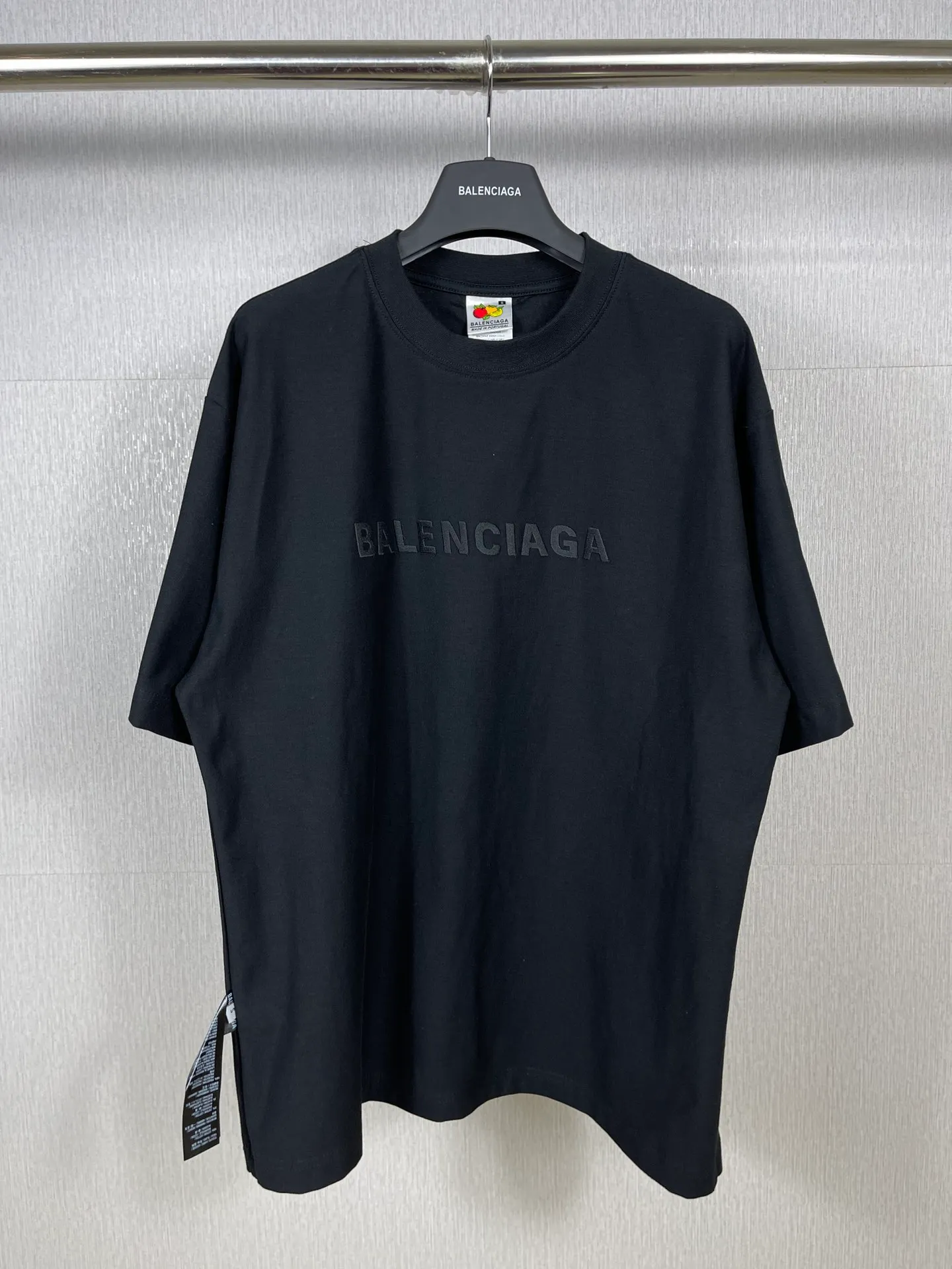 🅿️180 real photos [Top version. Official website quality] BALENCI*GA/Paris #Mirror embroidery reversible wear classic letter embroidery short-sleeved T-shirt #2023 spring and summer brick cabinet synchronization.                       The fabric is made of Paris ZP custom-woven and dyed cotton double yarn, weighing 260 grams. The cloth surface is clean. The cloth pattern is clear, soft and comfortable. The threads are dyed with no color difference. The classic letters are embroidered with an imported embroidery machine. The letters are clear and the effect is three-dimensional, restoring the brick cabinet. The version adopts the OS loose shoulder style. The same style for men and women. Coding: BL223098 Color: Black Size: XS to L