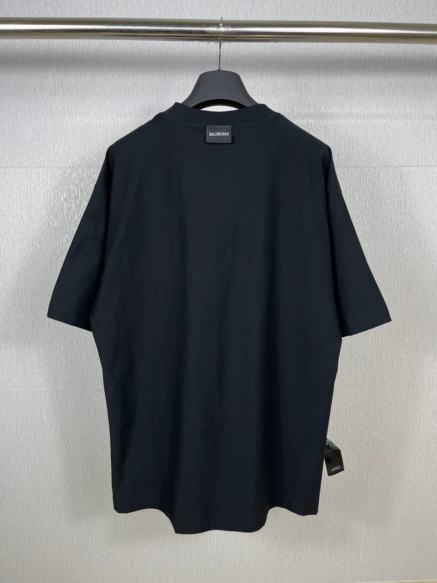 🅿️180 real photos [Top version. Official website quality] BALENCI*GA/Paris #Mirror embroidery reversible wear classic letter embroidery short-sleeved T-shirt #2023 spring and summer brick cabinet synchronization.                       The fabric is made of Paris ZP custom-woven and dyed cotton double yarn, weighing 260 grams. The cloth surface is clean. The cloth pattern is clear, soft and comfortable. The threads are dyed with no color difference. The classic letters are embroidered with an imported embroidery machine. The letters are clear and the effect is three-dimensional, restoring the brick cabinet. The version adopts the OS loose shoulder style. The same style for men and women. Coding: BL223098 Color: Black Size: XS to L