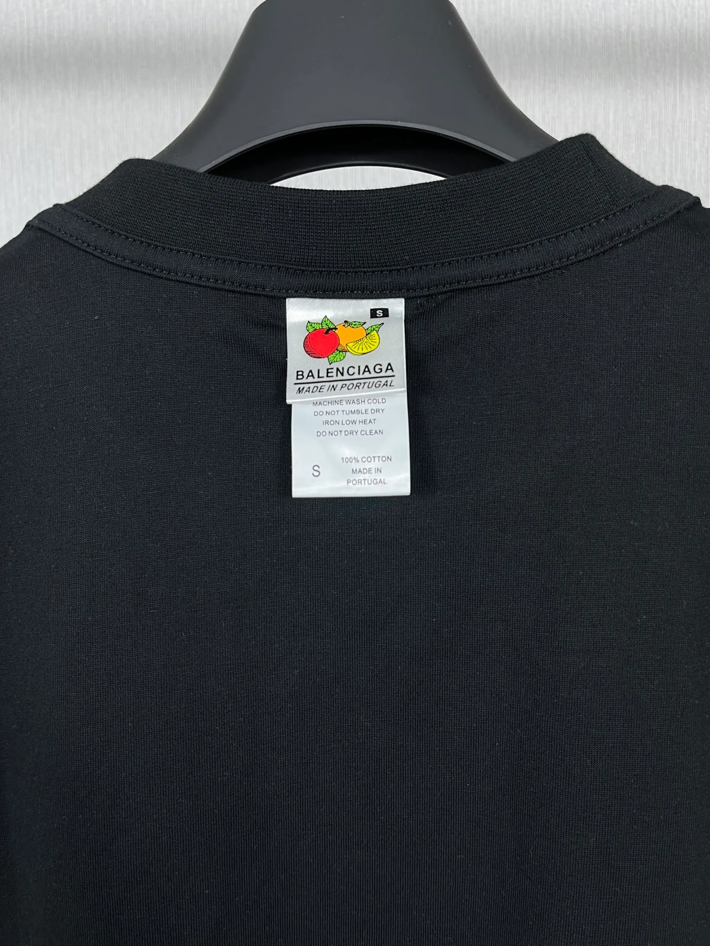 🅿️180 real photos [Top version. Official website quality] BALENCI*GA/Paris #Mirror embroidery reversible wear classic letter embroidery short-sleeved T-shirt #2023 spring and summer brick cabinet synchronization.                       The fabric is made of Paris ZP custom-woven and dyed cotton double yarn, weighing 260 grams. The cloth surface is clean. The cloth pattern is clear, soft and comfortable. The threads are dyed with no color difference. The classic letters are embroidered with an imported embroidery machine. The letters are clear and the effect is three-dimensional, restoring the brick cabinet. The version adopts the OS loose shoulder style. The same style for men and women. Coding: BL223098 Color: Black Size: XS to L
