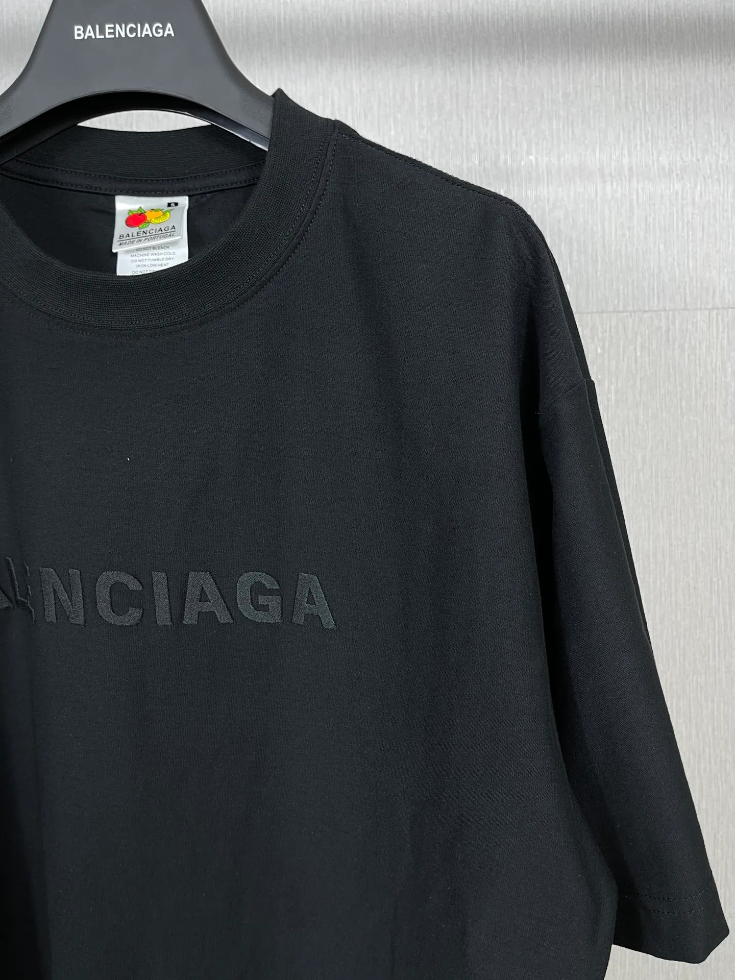 🅿️180 real photos [Top version. Official website quality] BALENCI*GA/Paris #Mirror embroidery reversible wear classic letter embroidery short-sleeved T-shirt #2023 spring and summer brick cabinet synchronization.                       The fabric is made of Paris ZP custom-woven and dyed cotton double yarn, weighing 260 grams. The cloth surface is clean. The cloth pattern is clear, soft and comfortable. The threads are dyed with no color difference. The classic letters are embroidered with an imported embroidery machine. The letters are clear and the effect is three-dimensional, restoring the brick cabinet. The version adopts the OS loose shoulder style. The same style for men and women. Coding: BL223098 Color: Black Size: XS to L