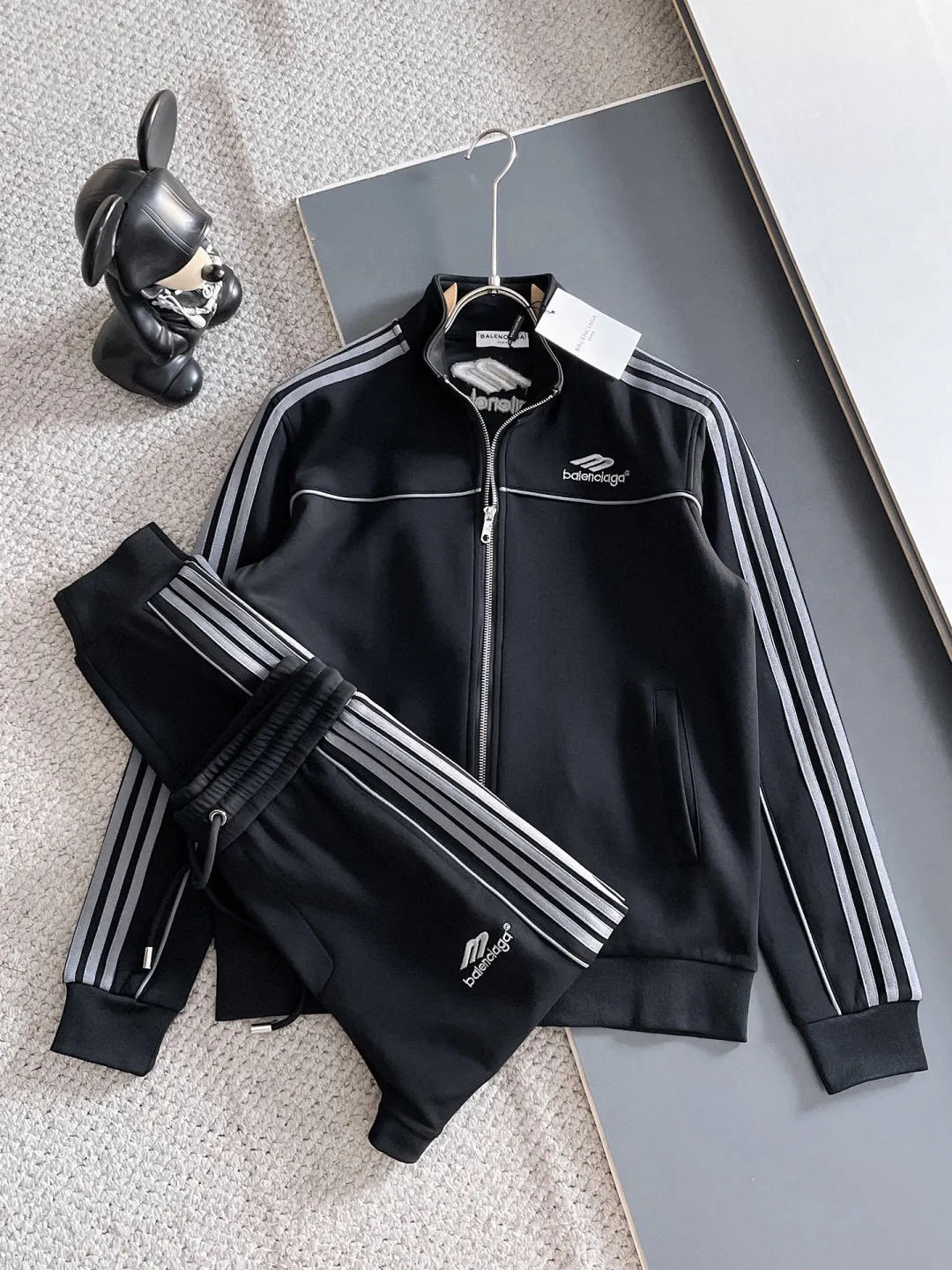 🅿️720 [BALENCIAGA] Hot-selling suit is coming. Focus on the original version of the official website. 2025 new hot-selling cardigan and sweatshirt suit. The original order is the best. 🇭🇰The meticulous work of top designers is dedicated to a fitting and perfect upper body effect. All-natural high-quality Tencel Roman cotton 100%, close-fitting comfort, noble and elegant! Original hardware embodies elegance and nobility! Counter size: M-3XL (maximum wear up to 190 pounds)