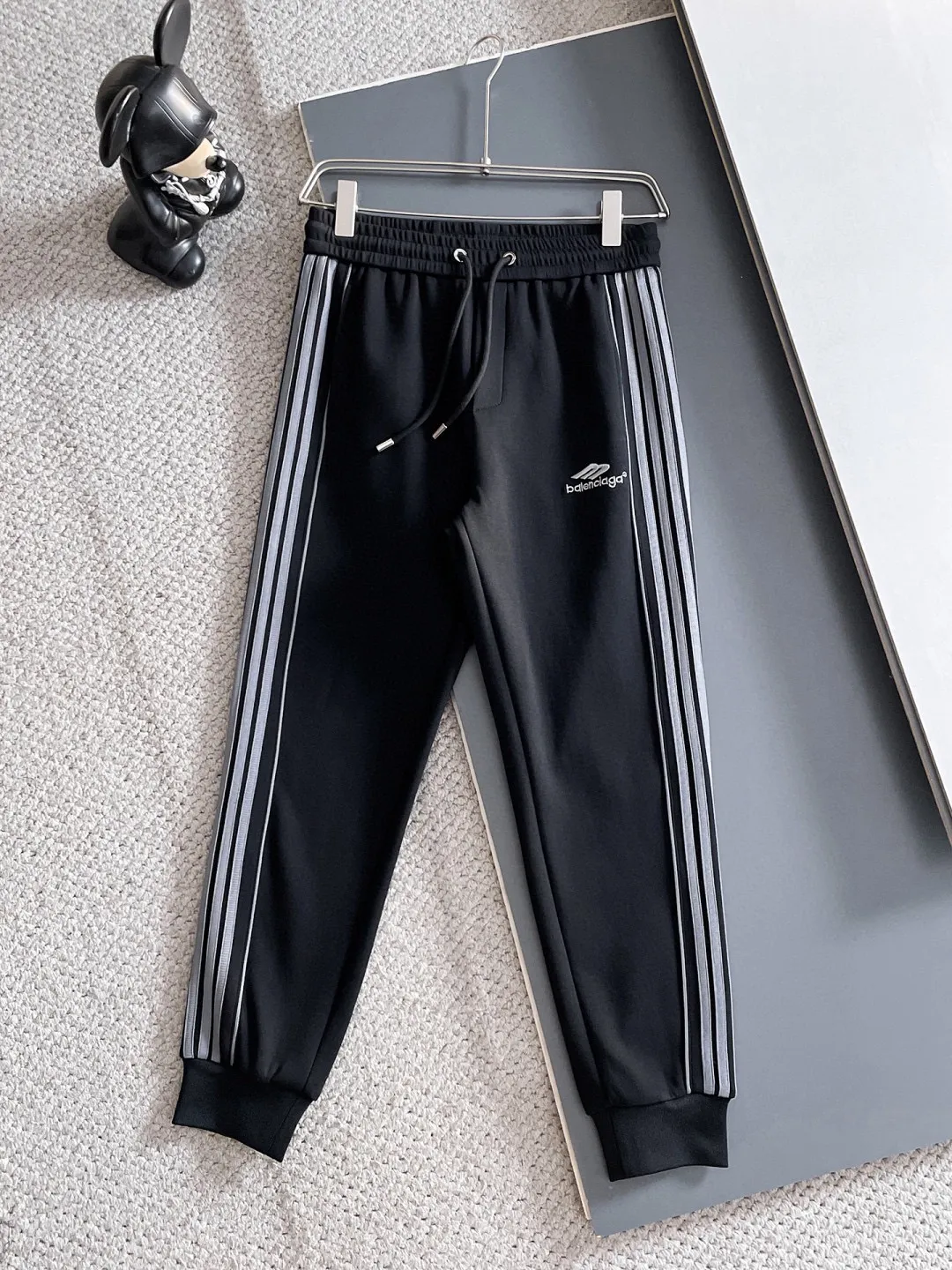 🅿️720 [BALENCIAGA] Hot-selling suit is coming. Focus on the original version of the official website. 2025 new hot-selling cardigan and sweatshirt suit. The original order is the best. 🇭🇰The meticulous work of top designers is dedicated to a fitting and perfect upper body effect. All-natural high-quality Tencel Roman cotton 100%, close-fitting comfort, noble and elegant! Original hardware embodies elegance and nobility! Counter size: M-3XL (maximum wear up to 190 pounds)