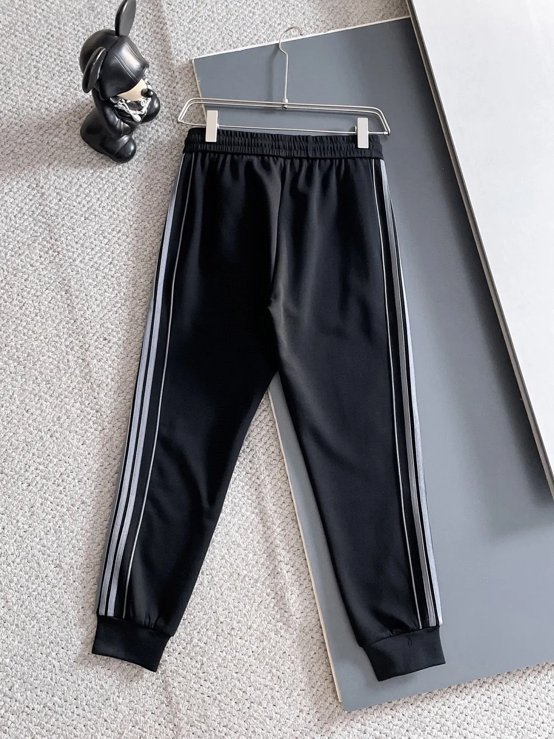 🅿️720 [BALENCIAGA] Hot-selling suit is coming. Focus on the original version of the official website. 2025 new hot-selling cardigan and sweatshirt suit. The original order is the best. 🇭🇰The meticulous work of top designers is dedicated to a fitting and perfect upper body effect. All-natural high-quality Tencel Roman cotton 100%, close-fitting comfort, noble and elegant! Original hardware embodies elegance and nobility! Counter size: M-3XL (maximum wear up to 190 pounds)
