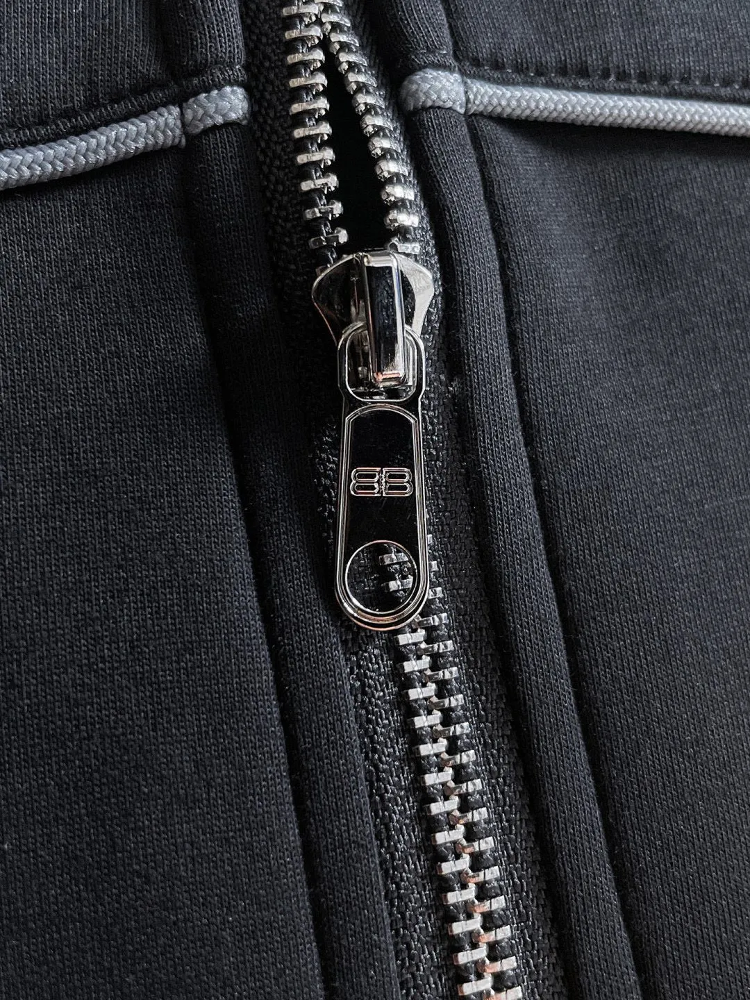 🅿️720 [BALENCIAGA] Hot-selling suit is coming. Focus on the original version of the official website. 2025 new hot-selling cardigan and sweatshirt suit. The original order is the best. 🇭🇰The meticulous work of top designers is dedicated to a fitting and perfect upper body effect. All-natural high-quality Tencel Roman cotton 100%, close-fitting comfort, noble and elegant! Original hardware embodies elegance and nobility! Counter size: M-3XL (maximum wear up to 190 pounds)