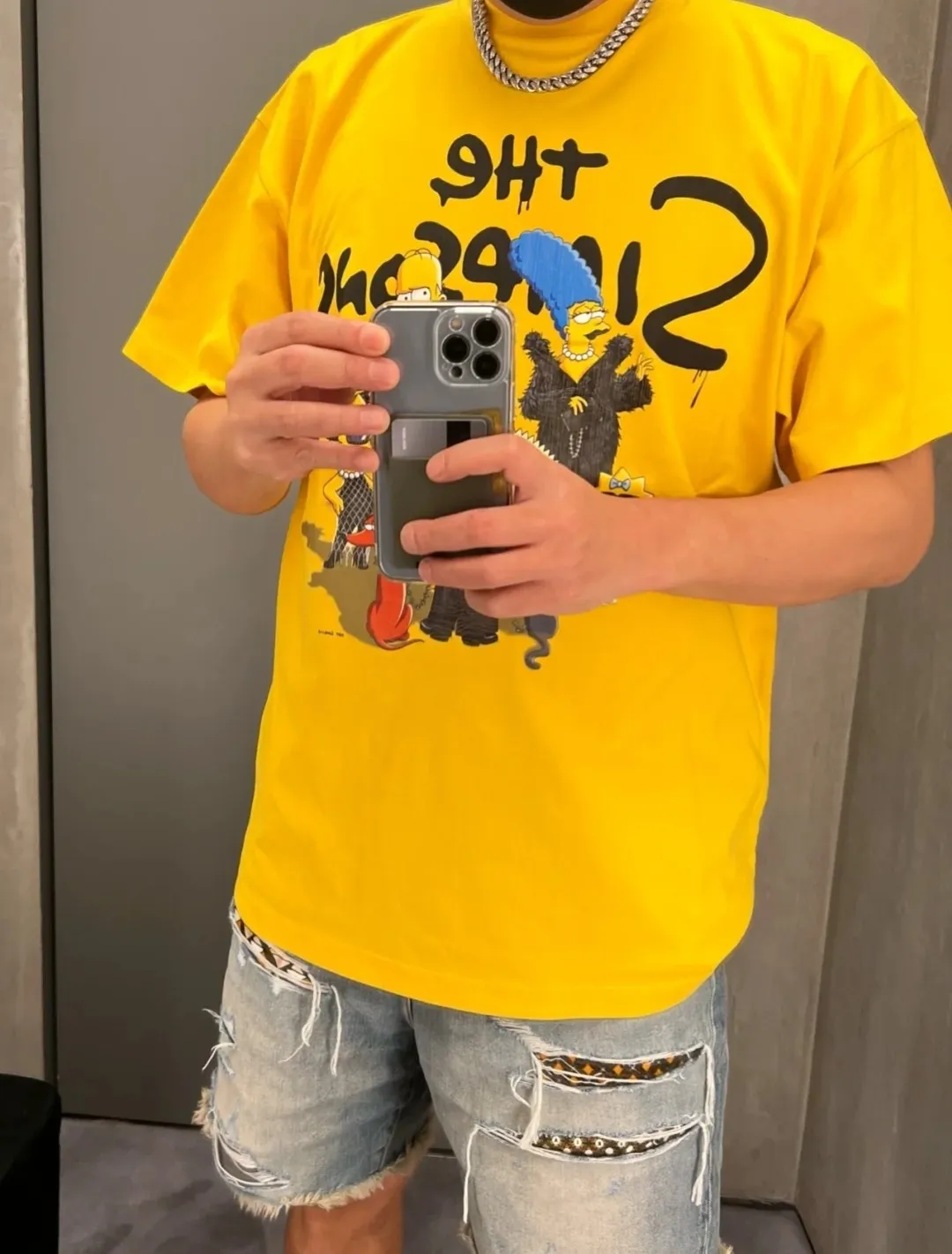 ♻️💯Upper body reference model picture❤️The new top-notch proven version Balenciaga BALENCIAGA The Simpsons cartoon pattern burst pattern pure cotton loose short-sleeved T-shirt for men and women couples. The process uses Korlay printing cracking effect. The front panel printing glue bursting effect uses imported transparent slurry to scrape the bottom to make the printing bursting feel uniform. (PS: If this process is missing, the printing will easily fall off in large areas after cracking.) The embroidery at the hem uses a Tajima embroidery machine imported from Japan, which makes the size and spacing of the letters even, and the hollows of the letters will not be filled. Precise craftsmanship, full of details. The fabric is made of 24S 260g double yarn cotton fabric, brand new, washed, and labeled. Genuine products are consistent and synchronized, and coded authentic products are consistent and synchronized. Top tested version, accurate and flawless.  Color: Black White Yellow Blue Size: XS-L P:260