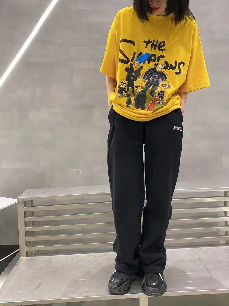 ♻️💯Upper body reference model picture❤️The new top-notch proven version Balenciaga BALENCIAGA The Simpsons cartoon pattern burst pattern pure cotton loose short-sleeved T-shirt for men and women couples. The process uses Korlay printing cracking effect. The front panel printing glue bursting effect uses imported transparent slurry to scrape the bottom to make the printing bursting feel uniform. (PS: If this process is missing, the printing will easily fall off in large areas after cracking.) The embroidery at the hem uses a Tajima embroidery machine imported from Japan, which makes the size and spacing of the letters even, and the hollows of the letters will not be filled. Precise craftsmanship, full of details. The fabric is made of 24S 260g double yarn cotton fabric, brand new, washed, and labeled. Genuine products are consistent and synchronized, and coded authentic products are consistent and synchronized. Top tested version, accurate and flawless.  Color: Black White Yellow Blue Size: XS-L P:260