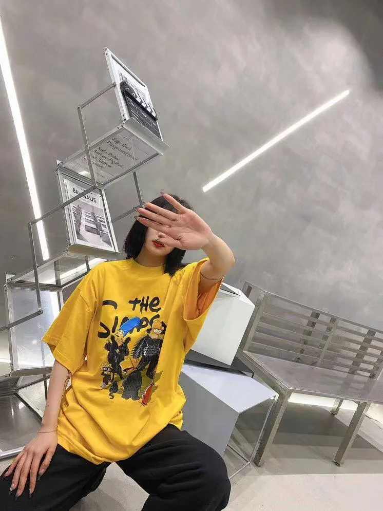 ♻️💯Upper body reference model picture❤️The new top-notch proven version Balenciaga BALENCIAGA The Simpsons cartoon pattern burst pattern pure cotton loose short-sleeved T-shirt for men and women couples. The process uses Korlay printing cracking effect. The front panel printing glue bursting effect uses imported transparent slurry to scrape the bottom to make the printing bursting feel uniform. (PS: If this process is missing, the printing will easily fall off in large areas after cracking.) The embroidery at the hem uses a Tajima embroidery machine imported from Japan, which makes the size and spacing of the letters even, and the hollows of the letters will not be filled. Precise craftsmanship, full of details. The fabric is made of 24S 260g double yarn cotton fabric, brand new, washed, and labeled. Genuine products are consistent and synchronized, and coded authentic products are consistent and synchronized. Top tested version, accurate and flawless.  Color: Black White Yellow Blue Size: XS-L P:260