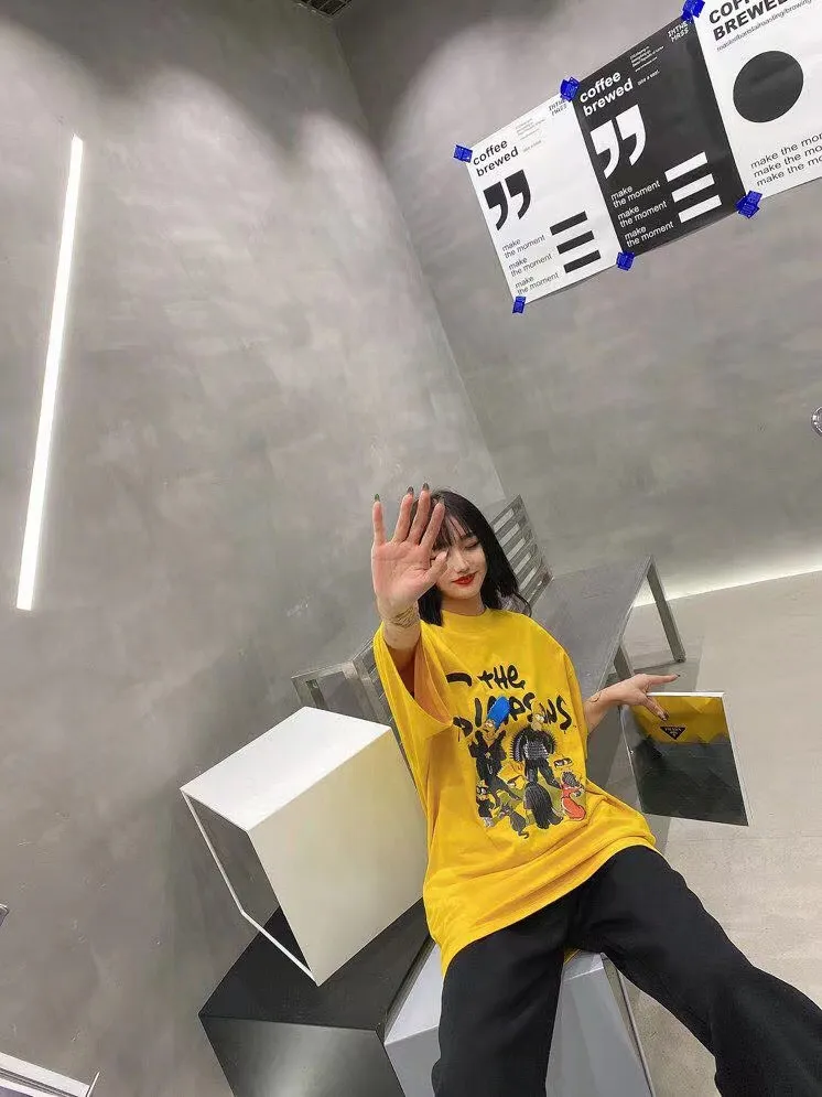 ♻️💯Upper body reference model picture❤️The new top-notch proven version Balenciaga BALENCIAGA The Simpsons cartoon pattern burst pattern pure cotton loose short-sleeved T-shirt for men and women couples. The process uses Korlay printing cracking effect. The front panel printing glue bursting effect uses imported transparent slurry to scrape the bottom to make the printing bursting feel uniform. (PS: If this process is missing, the printing will easily fall off in large areas after cracking.) The embroidery at the hem uses a Tajima embroidery machine imported from Japan, which makes the size and spacing of the letters even, and the hollows of the letters will not be filled. Precise craftsmanship, full of details. The fabric is made of 24S 260g double yarn cotton fabric, brand new, washed, and labeled. Genuine products are consistent and synchronized, and coded authentic products are consistent and synchronized. Top tested version, accurate and flawless.  Color: Black White Yellow Blue Size: XS-L P:260