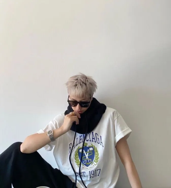 ♻️💯Upper body reference model picture❤️The top tested version of Balenciaga Balenciaga logo printed EST 1917 knitted T-shirt 2022 new spring and summer short-sleeved men and women couples, the process uses Kangli printing cracking effect. This crack is not a line pattern, but a three-dimensional burst pattern. How many versions on the market are based on pictures? Just make pictures, not craftsmanship? Without a version, it would be impossible to create the original flavor, and it would be almost pointless to brag! The front panel printing glue bursting effect uses imported transparent slurry to scrape the bottom to make the printing bursting feel uniform. (PS: If this process is missing, the printing will easily fall off in large areas after cracking) The fabric is made of 24S 260g pure cotton double yarn fabric, which is full of drape, sweat-absorbent and breathable. Color: Black White Size: XS-L P:250