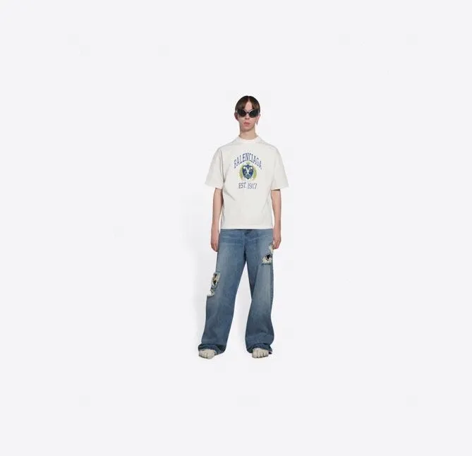♻️💯Upper body reference model picture❤️The top tested version of Balenciaga Balenciaga logo printed EST 1917 knitted T-shirt 2022 new spring and summer short-sleeved men and women couples, the process uses Kangli printing cracking effect. This crack is not a line pattern, but a three-dimensional burst pattern. How many versions on the market are based on pictures? Just make pictures, not craftsmanship? Without a version, it would be impossible to create the original flavor, and it would be almost pointless to brag! The front panel printing glue bursting effect uses imported transparent slurry to scrape the bottom to make the printing bursting feel uniform. (PS: If this process is missing, the printing will easily fall off in large areas after cracking) The fabric is made of 24S 260g pure cotton double yarn fabric, which is full of drape, sweat-absorbent and breathable. Color: Black White Size: XS-L P:250