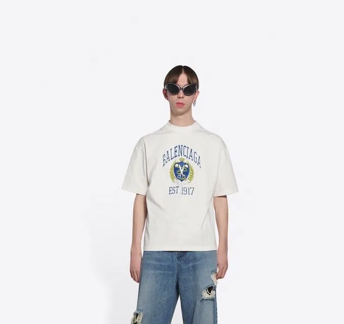 ♻️💯Upper body reference model picture❤️The top tested version of Balenciaga Balenciaga logo printed EST 1917 knitted T-shirt 2022 new spring and summer short-sleeved men and women couples, the process uses Kangli printing cracking effect. This crack is not a line pattern, but a three-dimensional burst pattern. How many versions on the market are based on pictures? Just make pictures, not craftsmanship? Without a version, it would be impossible to create the original flavor, and it would be almost pointless to brag! The front panel printing glue bursting effect uses imported transparent slurry to scrape the bottom to make the printing bursting feel uniform. (PS: If this process is missing, the printing will easily fall off in large areas after cracking) The fabric is made of 24S 260g pure cotton double yarn fabric, which is full of drape, sweat-absorbent and breathable. Color: Black White Size: XS-L P:250