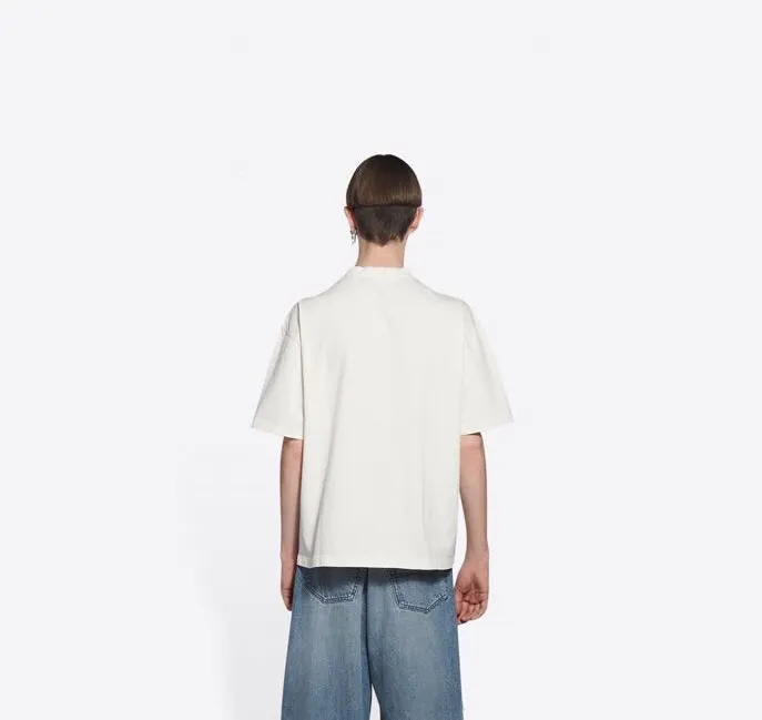 ♻️💯Upper body reference model picture❤️The top tested version of Balenciaga Balenciaga logo printed EST 1917 knitted T-shirt 2022 new spring and summer short-sleeved men and women couples, the process uses Kangli printing cracking effect. This crack is not a line pattern, but a three-dimensional burst pattern. How many versions on the market are based on pictures? Just make pictures, not craftsmanship? Without a version, it would be impossible to create the original flavor, and it would be almost pointless to brag! The front panel printing glue bursting effect uses imported transparent slurry to scrape the bottom to make the printing bursting feel uniform. (PS: If this process is missing, the printing will easily fall off in large areas after cracking) The fabric is made of 24S 260g pure cotton double yarn fabric, which is full of drape, sweat-absorbent and breathable. Color: Black White Size: XS-L P:250