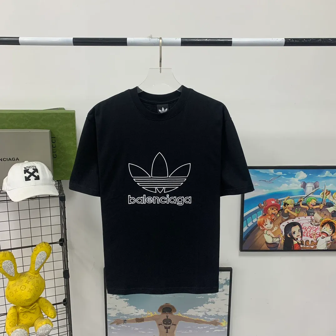 [New] Top-quality verified version BALENCIAGA/ADIDAS Balenciaga co-branded Adidas clover 23SS printed pattern letter round neck short-sleeved T-shirt is a hot topic at the moment🔥Quality ceiling It seems to be a simple printing or embroidery, but it is not simple at all. 100% imported machine restoration. The details and workmanship and fabrics are consistent with the original ones. Guaranteed no color difference with the counter. Feel free to compare ⚠️Note that the threaded necklines are all original collars of a certain Paris and a certain country. High degree of wrapping. The width of the neckline and cabinets are accurate to millimeters. Thick necklines are not easily deformed. The collars of high-end products are all restored to cabinets. Differentiating large collars from ordinary garbage in the world. ⚠️Different styles of washed wheat main wheat, including imported wheat, have different colors and codes. Really restore the counter. As we all know, Balenciaga’s collar labels in each quarter have different English or colors. This distinguishes fast food products from the world’s single-color main wheat washed wheat. ⚠️Pay attention to workmanship. Stitches at the collar are not folded. Smooth and natural, no overlapping lines, true restoration ⚠️The fabric is made of 250g Paris-specific double yarn. It is really incomparable with the ordinary version on the market. Correct printing details. Correct double yarn with high weight thread. Correct packaging details. Workmanship is restored in all aspects. Packaging is restored in all aspects. P: 270 Color: Black White Green SIZE: XS-S-M-L
