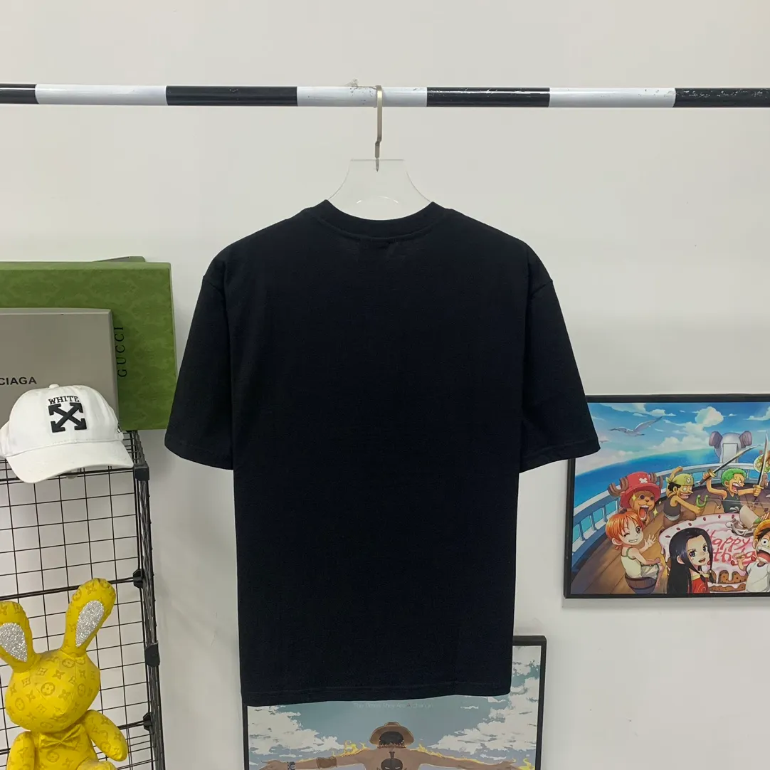 [New] Top-quality verified version BALENCIAGA/ADIDAS Balenciaga co-branded Adidas clover 23SS printed pattern letter round neck short-sleeved T-shirt is a hot topic at the moment🔥Quality ceiling It seems to be a simple printing or embroidery, but it is not simple at all. 100% imported machine restoration. The details and workmanship and fabrics are consistent with the original ones. Guaranteed no color difference with the counter. Feel free to compare ⚠️Note that the threaded necklines are all original collars of a certain Paris and a certain country. High degree of wrapping. The width of the neckline and cabinets are accurate to millimeters. Thick necklines are not easily deformed. The collars of high-end products are all restored to cabinets. Differentiating large collars from ordinary garbage in the world. ⚠️Different styles of washed wheat main wheat, including imported wheat, have different colors and codes. Really restore the counter. As we all know, Balenciaga’s collar labels in each quarter have different English or colors. This distinguishes fast food products from the world’s single-color main wheat washed wheat. ⚠️Pay attention to workmanship. Stitches at the collar are not folded. Smooth and natural, no overlapping lines, true restoration ⚠️The fabric is made of 250g Paris-specific double yarn. It is really incomparable with the ordinary version on the market. Correct printing details. Correct double yarn with high weight thread. Correct packaging details. Workmanship is restored in all aspects. Packaging is restored in all aspects. P: 270 Color: Black White Green SIZE: XS-S-M-L