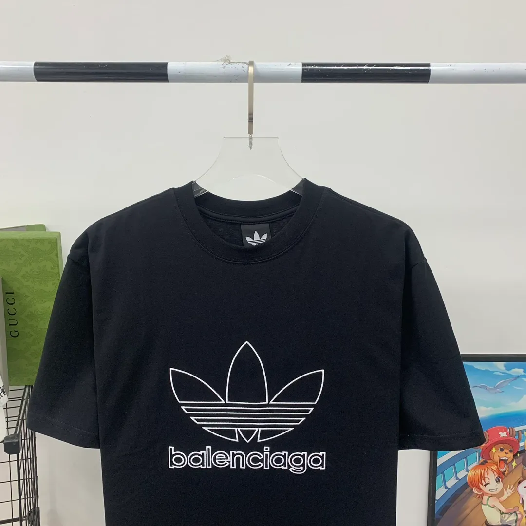[New] Top-quality verified version BALENCIAGA/ADIDAS Balenciaga co-branded Adidas clover 23SS printed pattern letter round neck short-sleeved T-shirt is a hot topic at the moment🔥Quality ceiling It seems to be a simple printing or embroidery, but it is not simple at all. 100% imported machine restoration. The details and workmanship and fabrics are consistent with the original ones. Guaranteed no color difference with the counter. Feel free to compare ⚠️Note that the threaded necklines are all original collars of a certain Paris and a certain country. High degree of wrapping. The width of the neckline and cabinets are accurate to millimeters. Thick necklines are not easily deformed. The collars of high-end products are all restored to cabinets. Differentiating large collars from ordinary garbage in the world. ⚠️Different styles of washed wheat main wheat, including imported wheat, have different colors and codes. Really restore the counter. As we all know, Balenciaga’s collar labels in each quarter have different English or colors. This distinguishes fast food products from the world’s single-color main wheat washed wheat. ⚠️Pay attention to workmanship. Stitches at the collar are not folded. Smooth and natural, no overlapping lines, true restoration ⚠️The fabric is made of 250g Paris-specific double yarn. It is really incomparable with the ordinary version on the market. Correct printing details. Correct double yarn with high weight thread. Correct packaging details. Workmanship is restored in all aspects. Packaging is restored in all aspects. P: 270 Color: Black White Green SIZE: XS-S-M-L