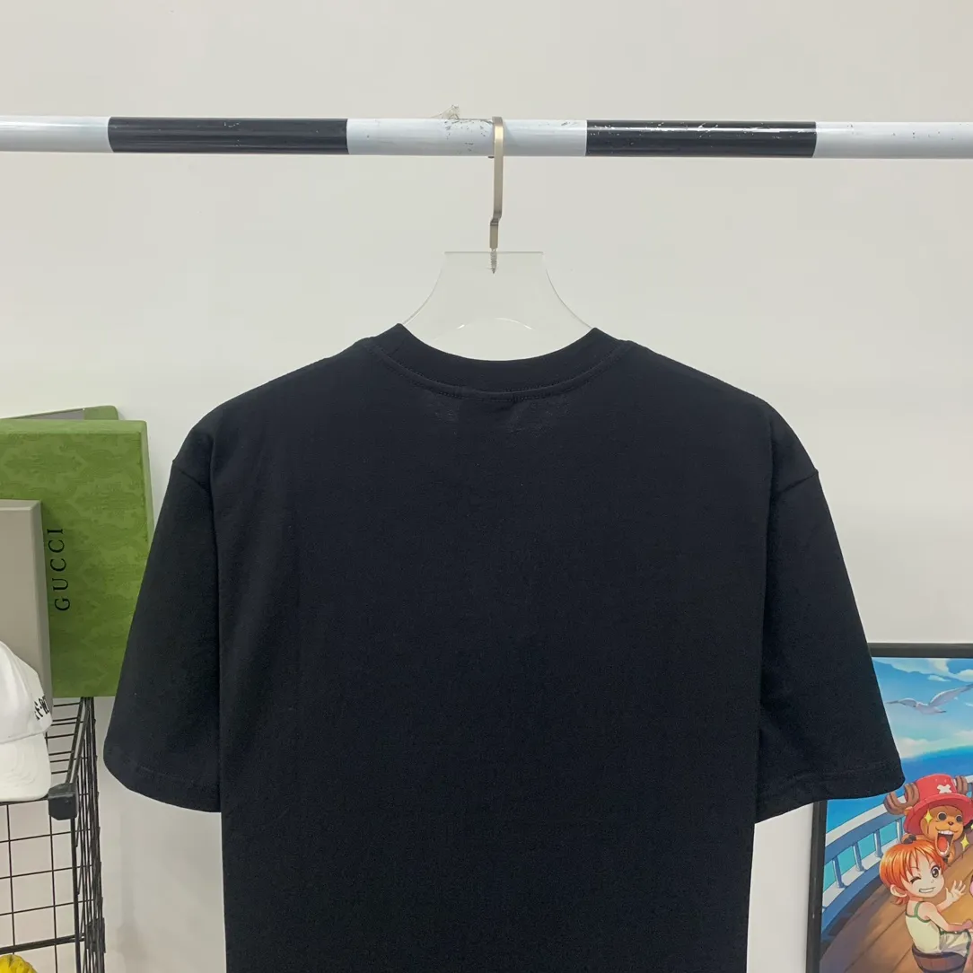 [New] Top-quality verified version BALENCIAGA/ADIDAS Balenciaga co-branded Adidas clover 23SS printed pattern letter round neck short-sleeved T-shirt is a hot topic at the moment🔥Quality ceiling It seems to be a simple printing or embroidery, but it is not simple at all. 100% imported machine restoration. The details and workmanship and fabrics are consistent with the original ones. Guaranteed no color difference with the counter. Feel free to compare ⚠️Note that the threaded necklines are all original collars of a certain Paris and a certain country. High degree of wrapping. The width of the neckline and cabinets are accurate to millimeters. Thick necklines are not easily deformed. The collars of high-end products are all restored to cabinets. Differentiating large collars from ordinary garbage in the world. ⚠️Different styles of washed wheat main wheat, including imported wheat, have different colors and codes. Really restore the counter. As we all know, Balenciaga’s collar labels in each quarter have different English or colors. This distinguishes fast food products from the world’s single-color main wheat washed wheat. ⚠️Pay attention to workmanship. Stitches at the collar are not folded. Smooth and natural, no overlapping lines, true restoration ⚠️The fabric is made of 250g Paris-specific double yarn. It is really incomparable with the ordinary version on the market. Correct printing details. Correct double yarn with high weight thread. Correct packaging details. Workmanship is restored in all aspects. Packaging is restored in all aspects. P: 270 Color: Black White Green SIZE: XS-S-M-L
