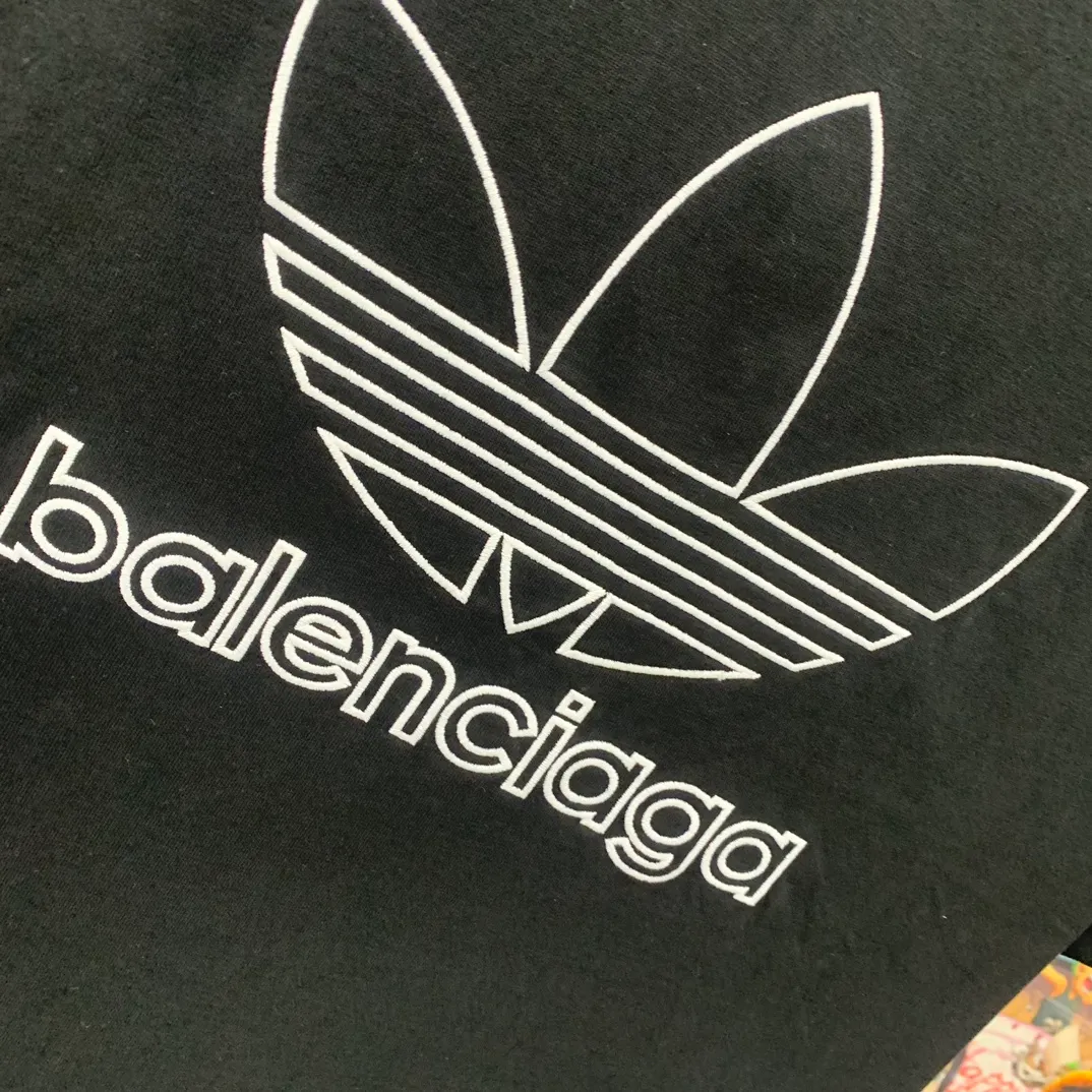 [New] Top-quality verified version BALENCIAGA/ADIDAS Balenciaga co-branded Adidas clover 23SS printed pattern letter round neck short-sleeved T-shirt is a hot topic at the moment🔥Quality ceiling It seems to be a simple printing or embroidery, but it is not simple at all. 100% imported machine restoration. The details and workmanship and fabrics are consistent with the original ones. Guaranteed no color difference with the counter. Feel free to compare ⚠️Note that the threaded necklines are all original collars of a certain Paris and a certain country. High degree of wrapping. The width of the neckline and cabinets are accurate to millimeters. Thick necklines are not easily deformed. The collars of high-end products are all restored to cabinets. Differentiating large collars from ordinary garbage in the world. ⚠️Different styles of washed wheat main wheat, including imported wheat, have different colors and codes. Really restore the counter. As we all know, Balenciaga’s collar labels in each quarter have different English or colors. This distinguishes fast food products from the world’s single-color main wheat washed wheat. ⚠️Pay attention to workmanship. Stitches at the collar are not folded. Smooth and natural, no overlapping lines, true restoration ⚠️The fabric is made of 250g Paris-specific double yarn. It is really incomparable with the ordinary version on the market. Correct printing details. Correct double yarn with high weight thread. Correct packaging details. Workmanship is restored in all aspects. Packaging is restored in all aspects. P: 270 Color: Black White Green SIZE: XS-S-M-L