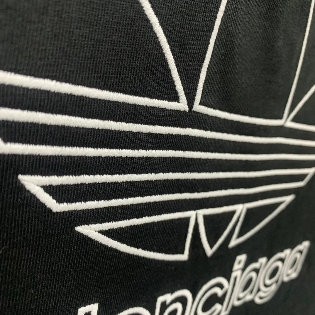 [New] Top-quality verified version BALENCIAGA/ADIDAS Balenciaga co-branded Adidas clover 23SS printed pattern letter round neck short-sleeved T-shirt is a hot topic at the moment🔥Quality ceiling It seems to be a simple printing or embroidery, but it is not simple at all. 100% imported machine restoration. The details and workmanship and fabrics are consistent with the original ones. Guaranteed no color difference with the counter. Feel free to compare ⚠️Note that the threaded necklines are all original collars of a certain Paris and a certain country. High degree of wrapping. The width of the neckline and cabinets are accurate to millimeters. Thick necklines are not easily deformed. The collars of high-end products are all restored to cabinets. Differentiating large collars from ordinary garbage in the world. ⚠️Different styles of washed wheat main wheat, including imported wheat, have different colors and codes. Really restore the counter. As we all know, Balenciaga’s collar labels in each quarter have different English or colors. This distinguishes fast food products from the world’s single-color main wheat washed wheat. ⚠️Pay attention to workmanship. Stitches at the collar are not folded. Smooth and natural, no overlapping lines, true restoration ⚠️The fabric is made of 250g Paris-specific double yarn. It is really incomparable with the ordinary version on the market. Correct printing details. Correct double yarn with high weight thread. Correct packaging details. Workmanship is restored in all aspects. Packaging is restored in all aspects. P: 270 Color: Black White Green SIZE: XS-S-M-L