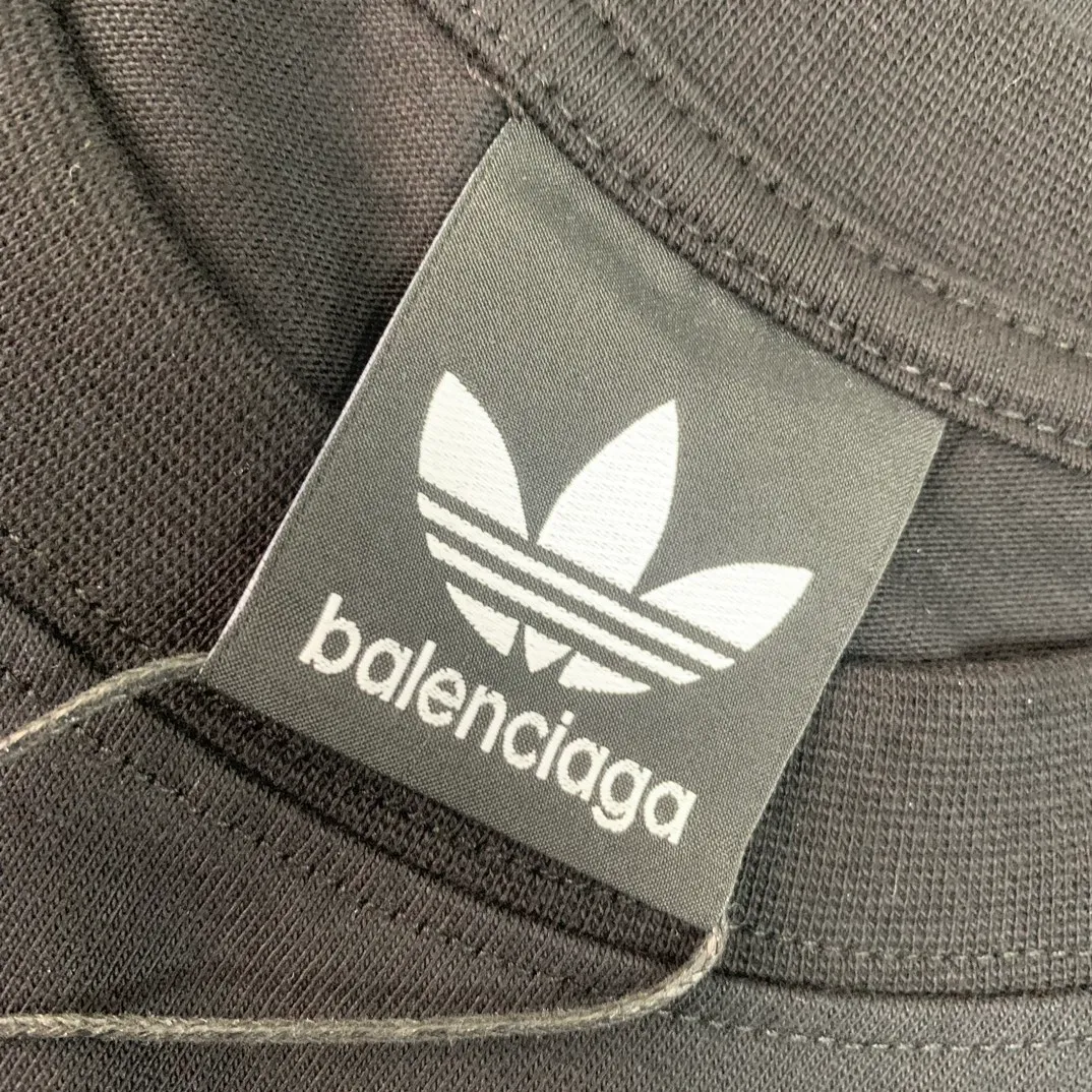 [New] Top-quality verified version BALENCIAGA/ADIDAS Balenciaga co-branded Adidas clover 23SS printed pattern letter round neck short-sleeved T-shirt is a hot topic at the moment🔥Quality ceiling It seems to be a simple printing or embroidery, but it is not simple at all. 100% imported machine restoration. The details and workmanship and fabrics are consistent with the original ones. Guaranteed no color difference with the counter. Feel free to compare ⚠️Note that the threaded necklines are all original collars of a certain Paris and a certain country. High degree of wrapping. The width of the neckline and cabinets are accurate to millimeters. Thick necklines are not easily deformed. The collars of high-end products are all restored to cabinets. Differentiating large collars from ordinary garbage in the world. ⚠️Different styles of washed wheat main wheat, including imported wheat, have different colors and codes. Really restore the counter. As we all know, Balenciaga’s collar labels in each quarter have different English or colors. This distinguishes fast food products from the world’s single-color main wheat washed wheat. ⚠️Pay attention to workmanship. Stitches at the collar are not folded. Smooth and natural, no overlapping lines, true restoration ⚠️The fabric is made of 250g Paris-specific double yarn. It is really incomparable with the ordinary version on the market. Correct printing details. Correct double yarn with high weight thread. Correct packaging details. Workmanship is restored in all aspects. Packaging is restored in all aspects. P: 270 Color: Black White Green SIZE: XS-S-M-L