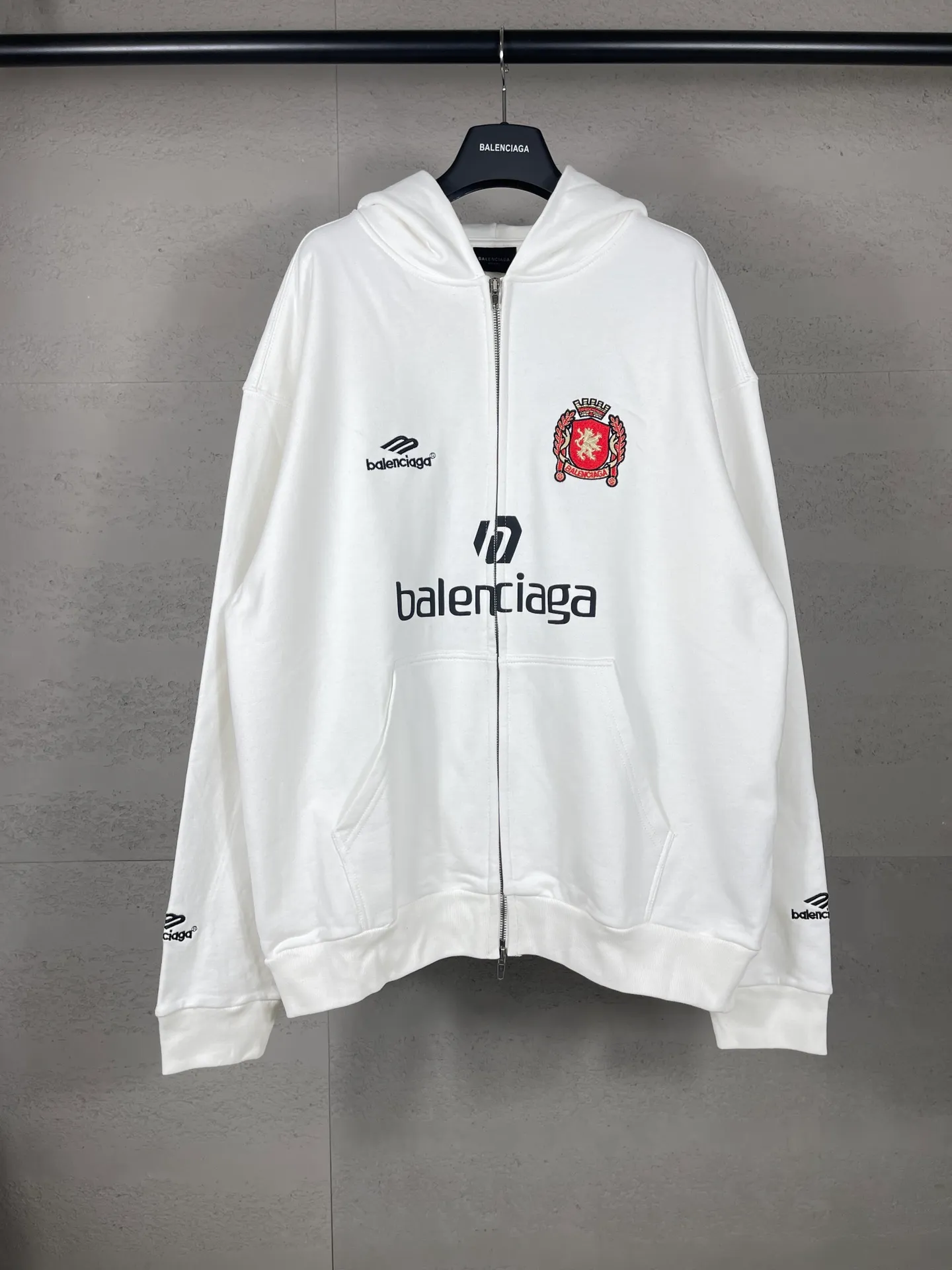 🅿️380 real shots [Top version. Official website quality] BALENCI*GA/Paris new model. Co-branded Manchester United football sportswear LOGO embroidered printed cardigan hooded sweatshirt. The craftsmanship is extremely complex and the market currency is very different. Welcome to compare🆚. The fabric is made of Paris ZP custom-woven and dyed cotton sweatshirt. Weighing 460 grams, the cloth surface is clean. The cloth pattern is clear, soft and comfortable. The threads are dyed with no color difference. The classic pattern embroidery is embroidered by Tajima imported embroidery machine, and the printing uses imported glue. The letters are clear, three-dimensional and without burrs. Jubie market produces pictures based on pictures. Welcome to compare. The version adopts OS loose shoulder design. Same style for men and women. Code: BL238927 Color: black, white Size: XS S M L