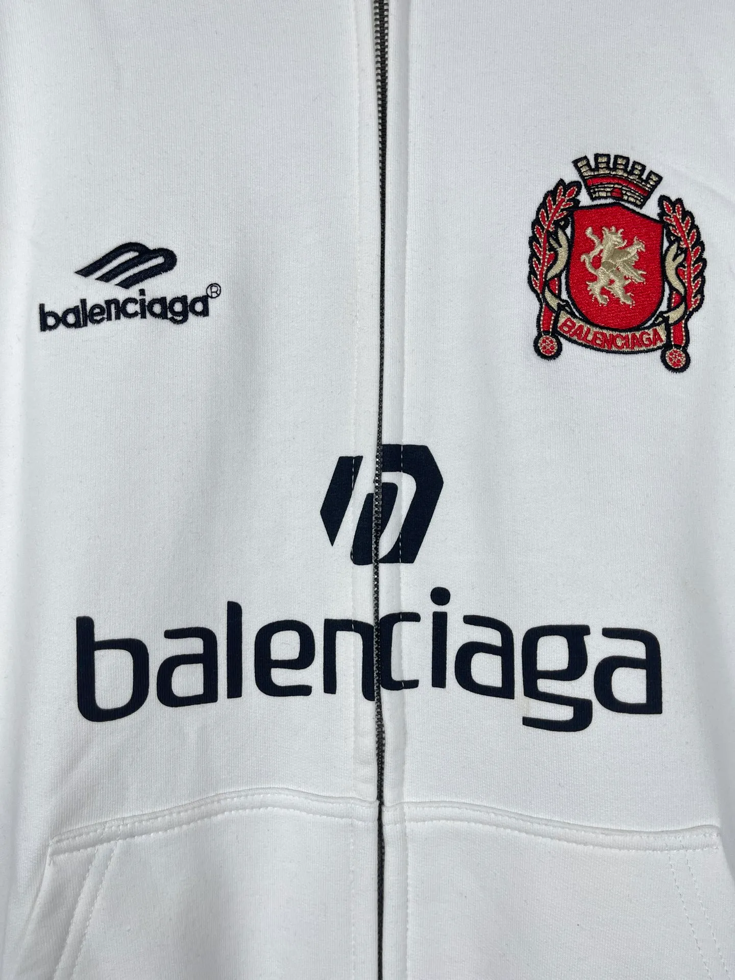🅿️380 real shots [Top version. Official website quality] BALENCI*GA/Paris new model. Co-branded Manchester United football sportswear LOGO embroidered printed cardigan hooded sweatshirt. The craftsmanship is extremely complex and the market currency is very different. Welcome to compare🆚. The fabric is made of Paris ZP custom-woven and dyed cotton sweatshirt. Weighing 460 grams, the cloth surface is clean. The cloth pattern is clear, soft and comfortable. The threads are dyed with no color difference. The classic pattern embroidery is embroidered by Tajima imported embroidery machine, and the printing uses imported glue. The letters are clear, three-dimensional and without burrs. Jubie market produces pictures based on pictures. Welcome to compare. The version adopts OS loose shoulder design. Same style for men and women. Code: BL238927 Color: black, white Size: XS S M L