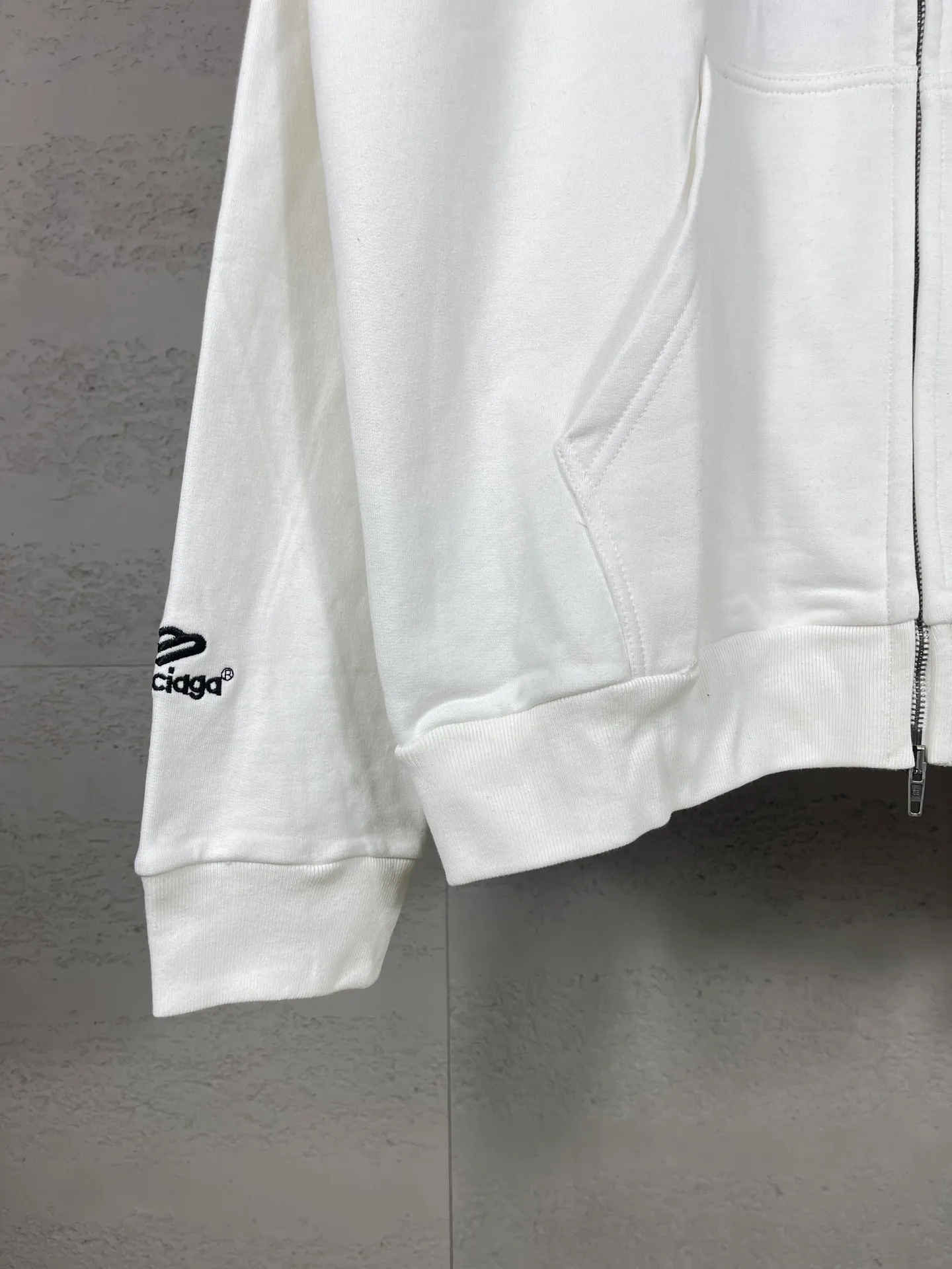 🅿️380 real shots [Top version. Official website quality] BALENCI*GA/Paris new model. Co-branded Manchester United football sportswear LOGO embroidered printed cardigan hooded sweatshirt. The craftsmanship is extremely complex and the market currency is very different. Welcome to compare🆚. The fabric is made of Paris ZP custom-woven and dyed cotton sweatshirt. Weighing 460 grams, the cloth surface is clean. The cloth pattern is clear, soft and comfortable. The threads are dyed with no color difference. The classic pattern embroidery is embroidered by Tajima imported embroidery machine, and the printing uses imported glue. The letters are clear, three-dimensional and without burrs. Jubie market produces pictures based on pictures. Welcome to compare. The version adopts OS loose shoulder design. Same style for men and women. Code: BL238927 Color: black, white Size: XS S M L