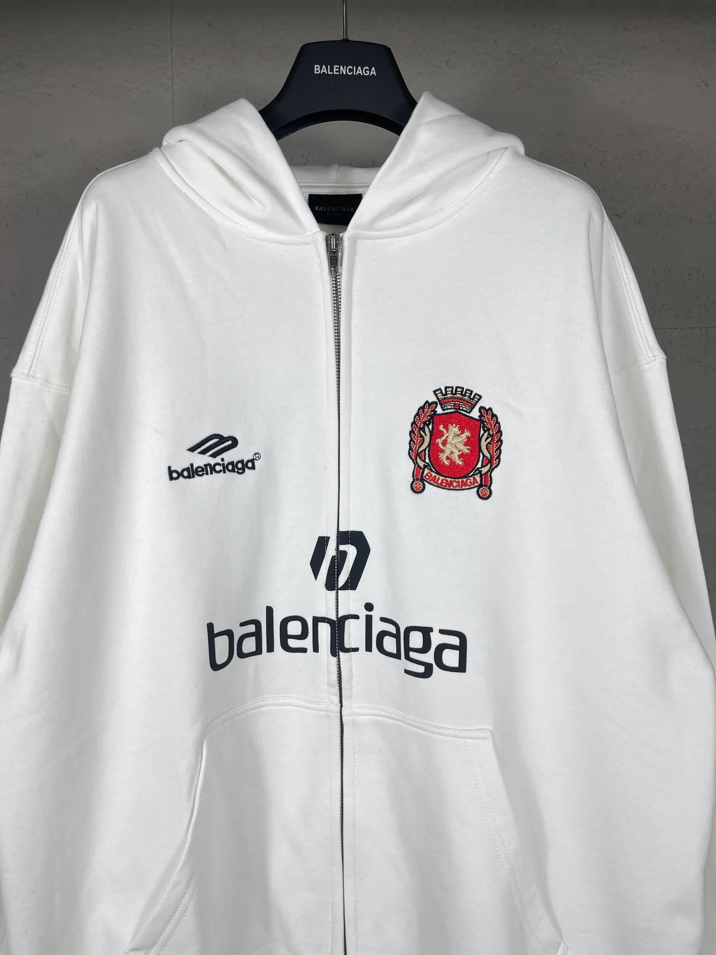 🅿️380 real shots [Top version. Official website quality] BALENCI*GA/Paris new model. Co-branded Manchester United football sportswear LOGO embroidered printed cardigan hooded sweatshirt. The craftsmanship is extremely complex and the market currency is very different. Welcome to compare🆚. The fabric is made of Paris ZP custom-woven and dyed cotton sweatshirt. Weighing 460 grams, the cloth surface is clean. The cloth pattern is clear, soft and comfortable. The threads are dyed with no color difference. The classic pattern embroidery is embroidered by Tajima imported embroidery machine, and the printing uses imported glue. The letters are clear, three-dimensional and without burrs. Jubie market produces pictures based on pictures. Welcome to compare. The version adopts OS loose shoulder design. Same style for men and women. Code: BL238927 Color: black, white Size: XS S M L