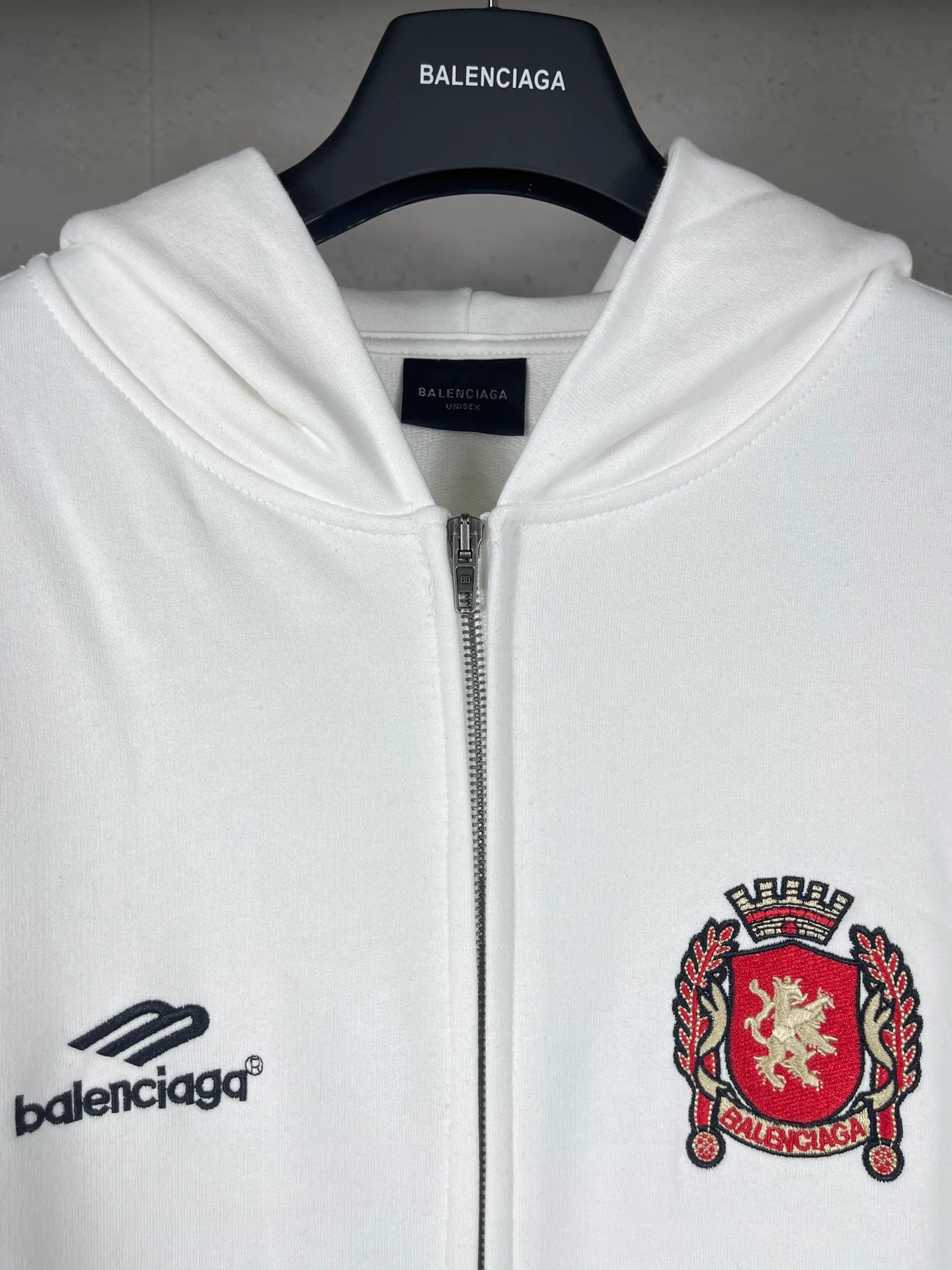 🅿️380 real shots [Top version. Official website quality] BALENCI*GA/Paris new model. Co-branded Manchester United football sportswear LOGO embroidered printed cardigan hooded sweatshirt. The craftsmanship is extremely complex and the market currency is very different. Welcome to compare🆚. The fabric is made of Paris ZP custom-woven and dyed cotton sweatshirt. Weighing 460 grams, the cloth surface is clean. The cloth pattern is clear, soft and comfortable. The threads are dyed with no color difference. The classic pattern embroidery is embroidered by Tajima imported embroidery machine, and the printing uses imported glue. The letters are clear, three-dimensional and without burrs. Jubie market produces pictures based on pictures. Welcome to compare. The version adopts OS loose shoulder design. Same style for men and women. Code: BL238927 Color: black, white Size: XS S M L