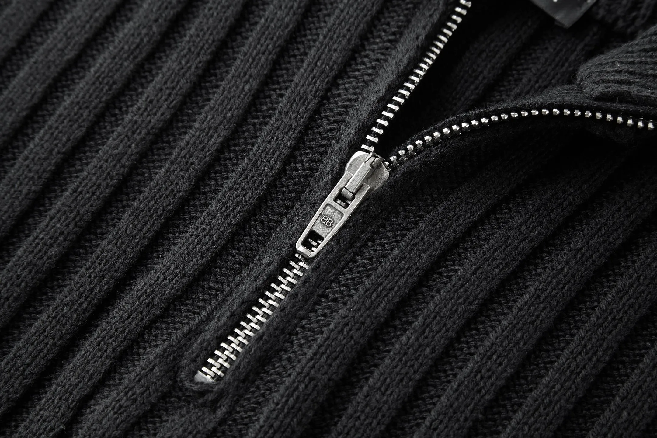 🅿️500 [Exclusive supply] BLCG half-zip sweater with silicone leather labels on sleeves and arms. The original version was purchased and developed for 13,000. The fabric is made of 56% polyester fiber and 45% cotton yarn. This fabric has elastic upper body and is suitable for outerwear. The fabric is soft and shapely. The silicone arm is custom-made with 0.1 imported material, and the brand logo is laminated on the surface. The zipper is distressed by electroplating, and the double B brand logo is laser engraved on the surface. Ready-to-wear washing - fixing the fit - adding hand feel - fixing the color. Size:S-M-L-XL
