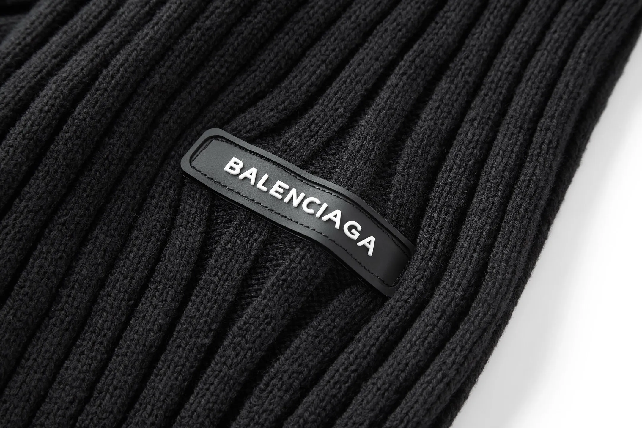 🅿️500 [Exclusive supply] BLCG half-zip sweater with silicone leather labels on sleeves and arms. The original version was purchased and developed for 13,000. The fabric is made of 56% polyester fiber and 45% cotton yarn. This fabric has elastic upper body and is suitable for outerwear. The fabric is soft and shapely. The silicone arm is custom-made with 0.1 imported material, and the brand logo is laminated on the surface. The zipper is distressed by electroplating, and the double B brand logo is laser engraved on the surface. Ready-to-wear washing - fixing the fit - adding hand feel - fixing the color. Size:S-M-L-XL