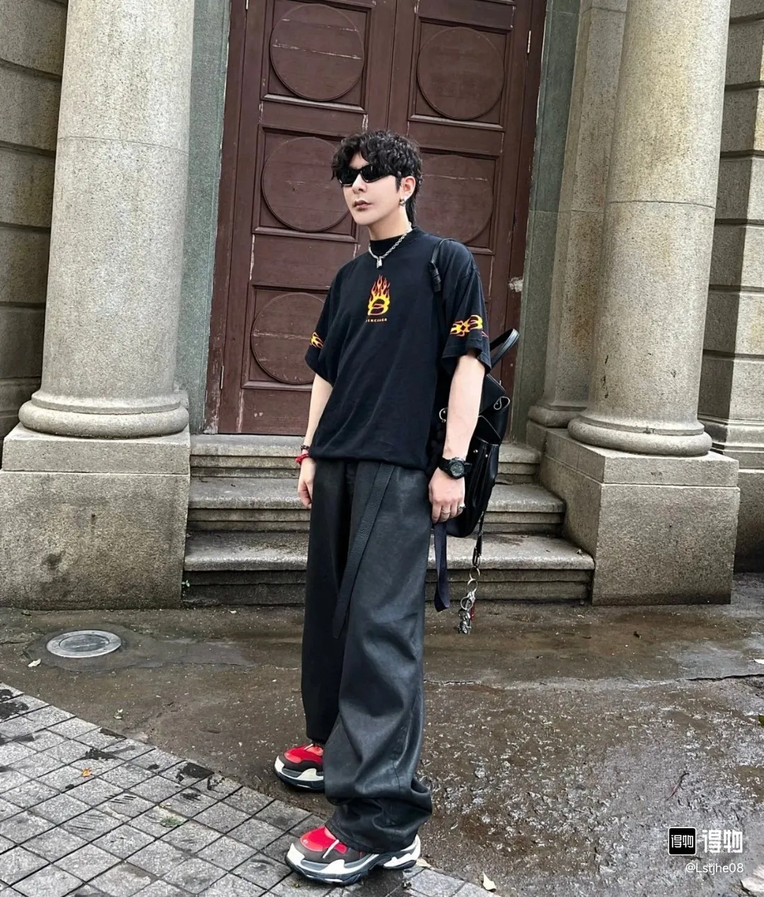 ♻️💯Upper body reference model picture❤️Top version BALENCIAGA/Balenciaga 2024 SS latest flame direct injection printed washed and distressed short-sleeved T-shirt ✅No. 1 quality in this market Real ceiling quality ✅All original development attention to detail pictures to avoid stolen pictures merchants mixed ✅Correct 260g custom-woven and dyed double yarn pure cotton fabric, consistent ZP of worn holes ✅Correct imported material printing, Kangli machine direct-injection process, no hand feel, clear and three-dimensional Firm and does not fall off✅ Fixed dyeing thread, no color difference, no fading, no deformation, overweight craftsmanship, the same as the original version, different market currency. Here I will explain why I am a little more expensive than others, 1. It seems to be a simple printing or embroidery, but it is not simple at all. 10000% imported machine restoration. Not just lip service. You are welcome to compare with peers. 2. Each model is produced by the company. It’s not shameful to make a replica, it’s shameful if you can’t buy the correct version if you make a replica. 3. Note that the threaded collars are all original collars of certain countries and regions, with high wrapping. The width of the neckline and cabinets are accurate to the millimeter. Thick necklines are not easy to deform. The collars of high-end products are all restored cabinets. They are different from the big collars in the world. Ordinary garbage short-sleeves are printed with a print. The clavicle of the upper body is exposed. Please be patient. Customers who have bought genuine products or have seen genuine products will come back to place orders again. This is quality. This is quality. 4. Different styles of washed wheat main wheat, including imported wheat, have different colors and codes. Really restore the counter. As we all know, Balenciaga has different English or different colors on the collar labels of each quarter. This distinguishes the fast food products with the same common main wheat washed wheat. 5. Pay attention to the workmanship. The stitching at the neckline has no folds, smooth and natural without overlapping lines, and truly restores this. This is something that many people cannot do. 6. The fabric is made of 260g Paris-specific double yarn. No one can make better fabrics than my family. There's really no way to compare it with the ordinary version on the market. Respect it. It's genuine and costs thousands of dollars. Don't buy street stalls. Quality 7. The workmanship is fully restored. The packaging is fully restored. The cost is huge. 8. I guarantee here that this is the highest quality you can find. Color: Yellow Blue Black Size: XS-S-M-L P:260