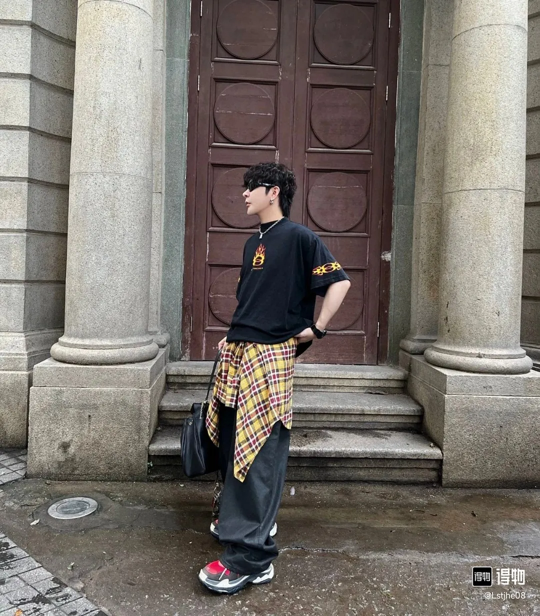 ♻️💯Upper body reference model picture❤️Top version BALENCIAGA/Balenciaga 2024 SS latest flame direct injection printed washed and distressed short-sleeved T-shirt ✅No. 1 quality in this market Real ceiling quality ✅All original development attention to detail pictures to avoid stolen pictures merchants mixed ✅Correct 260g custom-woven and dyed double yarn pure cotton fabric, consistent ZP of worn holes ✅Correct imported material printing, Kangli machine direct-injection process, no hand feel, clear and three-dimensional Firm and does not fall off✅ Fixed dyeing thread, no color difference, no fading, no deformation, overweight craftsmanship, the same as the original version, different market currency. Here I will explain why I am a little more expensive than others, 1. It seems to be a simple printing or embroidery, but it is not simple at all. 10000% imported machine restoration. Not just lip service. You are welcome to compare with peers. 2. Each model is produced by the company. It’s not shameful to make a replica, it’s shameful if you can’t buy the correct version if you make a replica. 3. Note that the threaded collars are all original collars of certain countries and regions, with high wrapping. The width of the neckline and cabinets are accurate to the millimeter. Thick necklines are not easy to deform. The collars of high-end products are all restored cabinets. They are different from the big collars in the world. Ordinary garbage short-sleeves are printed with a print. The clavicle of the upper body is exposed. Please be patient. Customers who have bought genuine products or have seen genuine products will come back to place orders again. This is quality. This is quality. 4. Different styles of washed wheat main wheat, including imported wheat, have different colors and codes. Really restore the counter. As we all know, Balenciaga has different English or different colors on the collar labels of each quarter. This distinguishes the fast food products with the same common main wheat washed wheat. 5. Pay attention to the workmanship. The stitching at the neckline has no folds, smooth and natural without overlapping lines, and truly restores this. This is something that many people cannot do. 6. The fabric is made of 260g Paris-specific double yarn. No one can make better fabrics than my family. There's really no way to compare it with the ordinary version on the market. Respect it. It's genuine and costs thousands of dollars. Don't buy street stalls. Quality 7. The workmanship is fully restored. The packaging is fully restored. The cost is huge. 8. I guarantee here that this is the highest quality you can find. Color: Yellow Blue Black Size: XS-S-M-L P:260