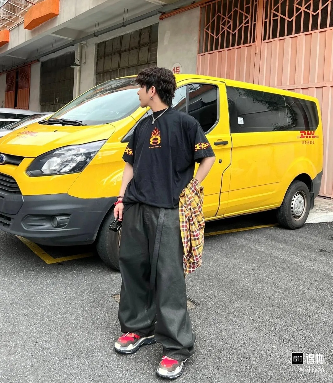 ♻️💯Upper body reference model picture❤️Top version BALENCIAGA/Balenciaga 2024 SS latest flame direct injection printed washed and distressed short-sleeved T-shirt ✅No. 1 quality in this market Real ceiling quality ✅All original development attention to detail pictures to avoid stolen pictures merchants mixed ✅Correct 260g custom-woven and dyed double yarn pure cotton fabric, consistent ZP of worn holes ✅Correct imported material printing, Kangli machine direct-injection process, no hand feel, clear and three-dimensional Firm and does not fall off✅ Fixed dyeing thread, no color difference, no fading, no deformation, overweight craftsmanship, the same as the original version, different market currency. Here I will explain why I am a little more expensive than others, 1. It seems to be a simple printing or embroidery, but it is not simple at all. 10000% imported machine restoration. Not just lip service. You are welcome to compare with peers. 2. Each model is produced by the company. It’s not shameful to make a replica, it’s shameful if you can’t buy the correct version if you make a replica. 3. Note that the threaded collars are all original collars of certain countries and regions, with high wrapping. The width of the neckline and cabinets are accurate to the millimeter. Thick necklines are not easy to deform. The collars of high-end products are all restored cabinets. They are different from the big collars in the world. Ordinary garbage short-sleeves are printed with a print. The clavicle of the upper body is exposed. Please be patient. Customers who have bought genuine products or have seen genuine products will come back to place orders again. This is quality. This is quality. 4. Different styles of washed wheat main wheat, including imported wheat, have different colors and codes. Really restore the counter. As we all know, Balenciaga has different English or different colors on the collar labels of each quarter. This distinguishes the fast food products with the same common main wheat washed wheat. 5. Pay attention to the workmanship. The stitching at the neckline has no folds, smooth and natural without overlapping lines, and truly restores this. This is something that many people cannot do. 6. The fabric is made of 260g Paris-specific double yarn. No one can make better fabrics than my family. There's really no way to compare it with the ordinary version on the market. Respect it. It's genuine and costs thousands of dollars. Don't buy street stalls. Quality 7. The workmanship is fully restored. The packaging is fully restored. The cost is huge. 8. I guarantee here that this is the highest quality you can find. Color: Yellow Blue Black Size: XS-S-M-L P:260