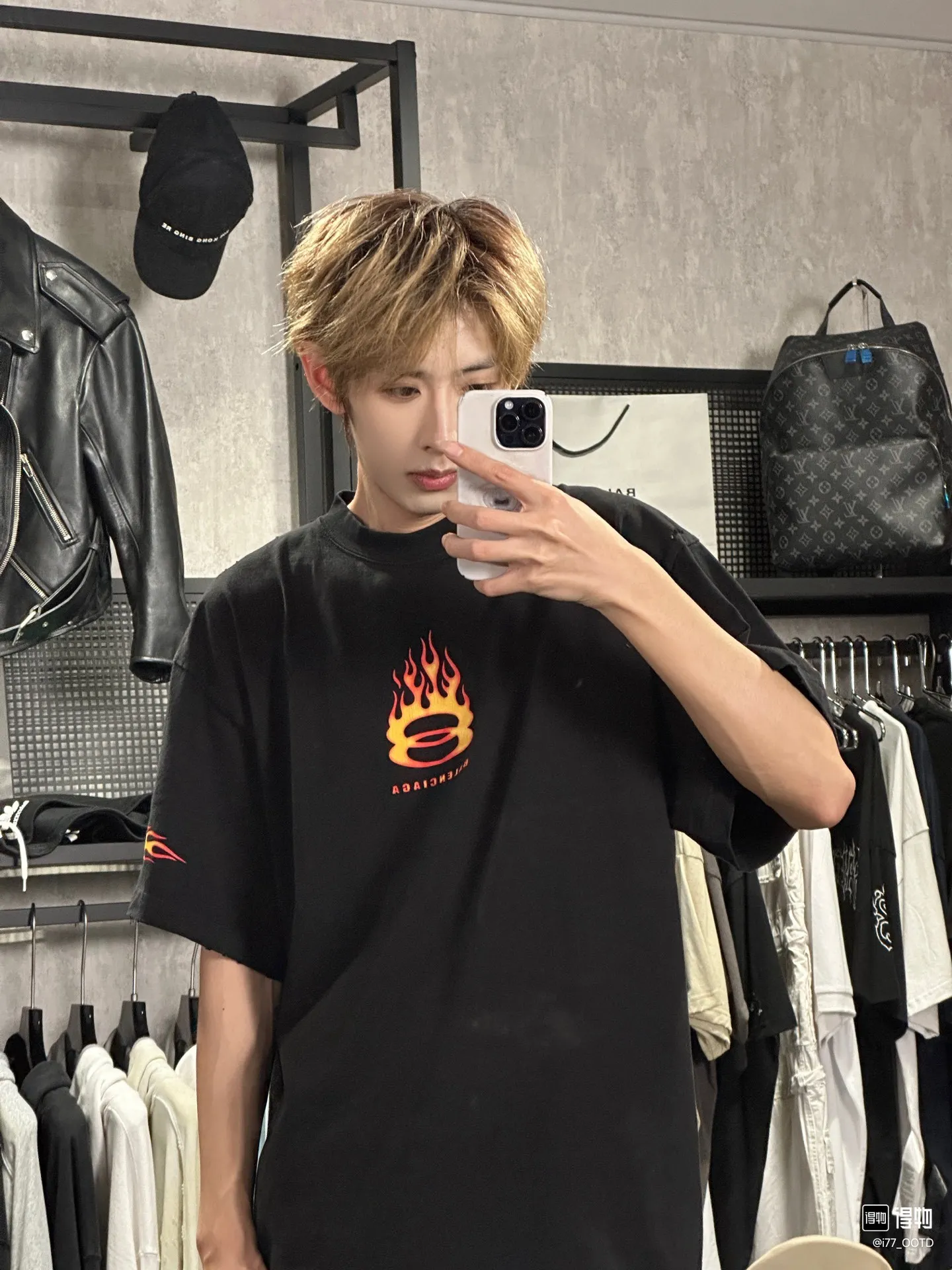 ♻️💯Upper body reference model picture❤️Top version BALENCIAGA/Balenciaga 2024 SS latest flame direct injection printed washed and distressed short-sleeved T-shirt ✅No. 1 quality in this market Real ceiling quality ✅All original development attention to detail pictures to avoid stolen pictures merchants mixed ✅Correct 260g custom-woven and dyed double yarn pure cotton fabric, consistent ZP of worn holes ✅Correct imported material printing, Kangli machine direct-injection process, no hand feel, clear and three-dimensional Firm and does not fall off✅ Fixed dyeing thread, no color difference, no fading, no deformation, overweight craftsmanship, the same as the original version, different market currency. Here I will explain why I am a little more expensive than others, 1. It seems to be a simple printing or embroidery, but it is not simple at all. 10000% imported machine restoration. Not just lip service. You are welcome to compare with peers. 2. Each model is produced by the company. It’s not shameful to make a replica, it’s shameful if you can’t buy the correct version if you make a replica. 3. Note that the threaded collars are all original collars of certain countries and regions, with high wrapping. The width of the neckline and cabinets are accurate to the millimeter. Thick necklines are not easy to deform. The collars of high-end products are all restored cabinets. They are different from the big collars in the world. Ordinary garbage short-sleeves are printed with a print. The clavicle of the upper body is exposed. Please be patient. Customers who have bought genuine products or have seen genuine products will come back to place orders again. This is quality. This is quality. 4. Different styles of washed wheat main wheat, including imported wheat, have different colors and codes. Really restore the counter. As we all know, Balenciaga has different English or different colors on the collar labels of each quarter. This distinguishes the fast food products with the same common main wheat washed wheat. 5. Pay attention to the workmanship. The stitching at the neckline has no folds, smooth and natural without overlapping lines, and truly restores this. This is something that many people cannot do. 6. The fabric is made of 260g Paris-specific double yarn. No one can make better fabrics than my family. There's really no way to compare it with the ordinary version on the market. Respect it. It's genuine and costs thousands of dollars. Don't buy street stalls. Quality 7. The workmanship is fully restored. The packaging is fully restored. The cost is huge. 8. I guarantee here that this is the highest quality you can find. Color: Yellow Blue Black Size: XS-S-M-L P:260
