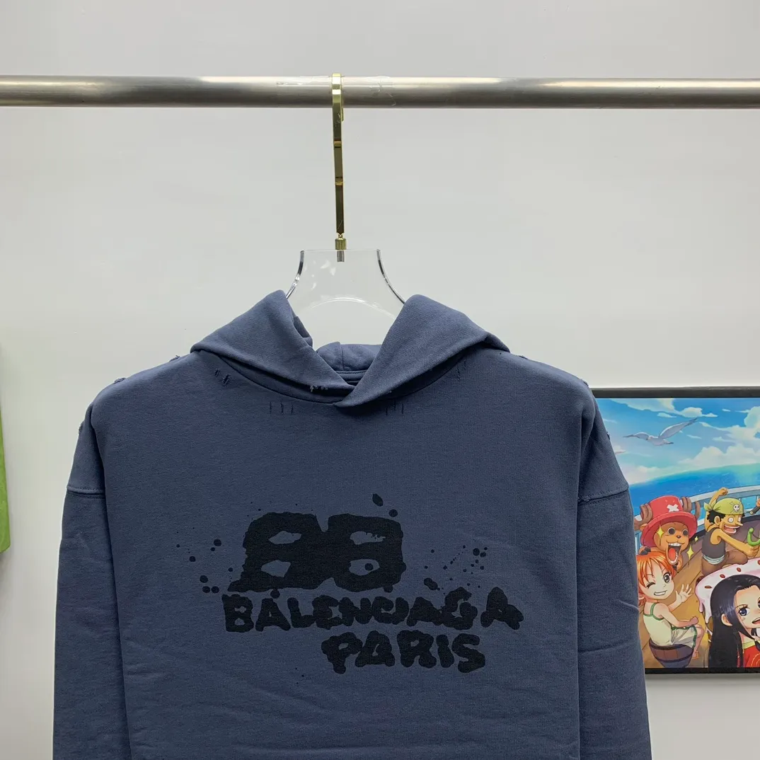 Top tested version BALENCIAGA/Balenciaga 2023 SS BB hand-painted graffiti printed hooded sweatshirt ✅No.1 quality in this market Real ceiling quality ✅All original development, pay attention to detail pictures to avoid stolen pictures and merchants mix them ✅Correct 450g custom-woven and dyed 100% cotton double yarn compact cotton fabric ✅Imported Kangli direct-injection printing color ZP consistent, clear and firm, no hand feel ✅Clear cloth texture Soft and comfortable thread adopts custom-woven and dyed without color difference ✅Overweight process The color fastness is good and the ZP is consistent. Let me explain why mine is a little more expensive than others. 1. It seems to be a simple printing or embroidery. In fact, it is not simple at all. 10000% imported machine restoration is not just lip service. You are welcome to compare with peers. 2. Each model is produced by the company. The details of the workmanship and fabrics are consistent with the original ones. There is no color difference between the ones at the counters. It is not scary to reproduce. Whoever is fake is embarrassed. It’s not shameful to make a replica, it’s shameful if you can’t buy the correct version if you make a replica. 3. Note that the threaded collars are all original collars of certain countries and regions, with high wrapping. The width of the neckline and cabinets are accurate to the millimeter. Thick necklines are not easy to deform. The collars of high-end products are all restored cabinets. They are different from the big collars in the world. Ordinary garbage short-sleeves are printed with a print. The clavicle of the upper body is exposed. Please be patient. Customers who have bought genuine products or have seen genuine products will come back to place orders again. This is quality. This is quality. 4. Different styles of washed wheat main wheat, including imported wheat, have different colors and codes. Really restore the counter. As we all know, Balenciaga's collar labels in each quarter have different English or different colors. This distinguishes fast food from the world's same-colored main wheat washed wheat. 5. Pay attention to the workmanship. The stitching at the neckline has no folds, smooth and natural without overlapping lines, and truly restores this. This is something that many people cannot do. 6. The fabric is made of 450g Paris-specific double yarn. No one can make better fabrics than my family. There's really no way to compare it with the ordinary version on the market. Respect it. It's genuine and costs thousands of dollars anyway. Don't buy street stalls. Quality 7. The workmanship is fully restored. The packaging is fully restored. The cost is huge. 8. I guarantee here that this is the highest quality you can find. Size: XS-S-M-L (the correct version is very large) Color: blue P:450