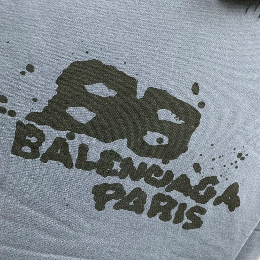 Top tested version BALENCIAGA/Balenciaga 2023 SS BB hand-painted graffiti printed hooded sweatshirt ✅No.1 quality in this market Real ceiling quality ✅All original development, pay attention to detail pictures to avoid stolen pictures and merchants mix them ✅Correct 450g custom-woven and dyed 100% cotton double yarn compact cotton fabric ✅Imported Kangli direct-injection printing color ZP consistent, clear and firm, no hand feel ✅Clear cloth texture Soft and comfortable thread adopts custom-woven and dyed without color difference ✅Overweight process The color fastness is good and the ZP is consistent. Let me explain why mine is a little more expensive than others. 1. It seems to be a simple printing or embroidery. In fact, it is not simple at all. 10000% imported machine restoration is not just lip service. You are welcome to compare with peers. 2. Each model is produced by the company. The details of the workmanship and fabrics are consistent with the original ones. There is no color difference between the ones at the counters. It is not scary to reproduce. Whoever is fake is embarrassed. It’s not shameful to make a replica, it’s shameful if you can’t buy the correct version if you make a replica. 3. Note that the threaded collars are all original collars of certain countries and regions, with high wrapping. The width of the neckline and cabinets are accurate to the millimeter. Thick necklines are not easy to deform. The collars of high-end products are all restored cabinets. They are different from the big collars in the world. Ordinary garbage short-sleeves are printed with a print. The clavicle of the upper body is exposed. Please be patient. Customers who have bought genuine products or have seen genuine products will come back to place orders again. This is quality. This is quality. 4. Different styles of washed wheat main wheat, including imported wheat, have different colors and codes. Really restore the counter. As we all know, Balenciaga's collar labels in each quarter have different English or different colors. This distinguishes fast food from the world's same-colored main wheat washed wheat. 5. Pay attention to the workmanship. The stitching at the neckline has no folds, smooth and natural without overlapping lines, and truly restores this. This is something that many people cannot do. 6. The fabric is made of 450g Paris-specific double yarn. No one can make better fabrics than my family. There's really no way to compare it with the ordinary version on the market. Respect it. It's genuine and costs thousands of dollars anyway. Don't buy street stalls. Quality 7. The workmanship is fully restored. The packaging is fully restored. The cost is huge. 8. I guarantee here that this is the highest quality you can find. Size: XS-S-M-L (the correct version is very large) Color: blue P:450