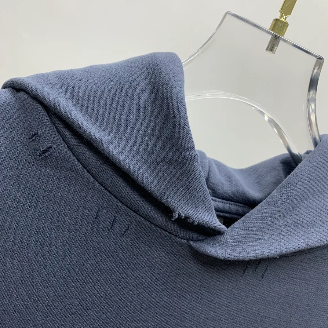 Top tested version BALENCIAGA/Balenciaga 2023 SS BB hand-painted graffiti printed hooded sweatshirt ✅No.1 quality in this market Real ceiling quality ✅All original development, pay attention to detail pictures to avoid stolen pictures and merchants mix them ✅Correct 450g custom-woven and dyed 100% cotton double yarn compact cotton fabric ✅Imported Kangli direct-injection printing color ZP consistent, clear and firm, no hand feel ✅Clear cloth texture Soft and comfortable thread adopts custom-woven and dyed without color difference ✅Overweight process The color fastness is good and the ZP is consistent. Let me explain why mine is a little more expensive than others. 1. It seems to be a simple printing or embroidery. In fact, it is not simple at all. 10000% imported machine restoration is not just lip service. You are welcome to compare with peers. 2. Each model is produced by the company. The details of the workmanship and fabrics are consistent with the original ones. There is no color difference between the ones at the counters. It is not scary to reproduce. Whoever is fake is embarrassed. It’s not shameful to make a replica, it’s shameful if you can’t buy the correct version if you make a replica. 3. Note that the threaded collars are all original collars of certain countries and regions, with high wrapping. The width of the neckline and cabinets are accurate to the millimeter. Thick necklines are not easy to deform. The collars of high-end products are all restored cabinets. They are different from the big collars in the world. Ordinary garbage short-sleeves are printed with a print. The clavicle of the upper body is exposed. Please be patient. Customers who have bought genuine products or have seen genuine products will come back to place orders again. This is quality. This is quality. 4. Different styles of washed wheat main wheat, including imported wheat, have different colors and codes. Really restore the counter. As we all know, Balenciaga's collar labels in each quarter have different English or different colors. This distinguishes fast food from the world's same-colored main wheat washed wheat. 5. Pay attention to the workmanship. The stitching at the neckline has no folds, smooth and natural without overlapping lines, and truly restores this. This is something that many people cannot do. 6. The fabric is made of 450g Paris-specific double yarn. No one can make better fabrics than my family. There's really no way to compare it with the ordinary version on the market. Respect it. It's genuine and costs thousands of dollars anyway. Don't buy street stalls. Quality 7. The workmanship is fully restored. The packaging is fully restored. The cost is huge. 8. I guarantee here that this is the highest quality you can find. Size: XS-S-M-L (the correct version is very large) Color: blue P:450
